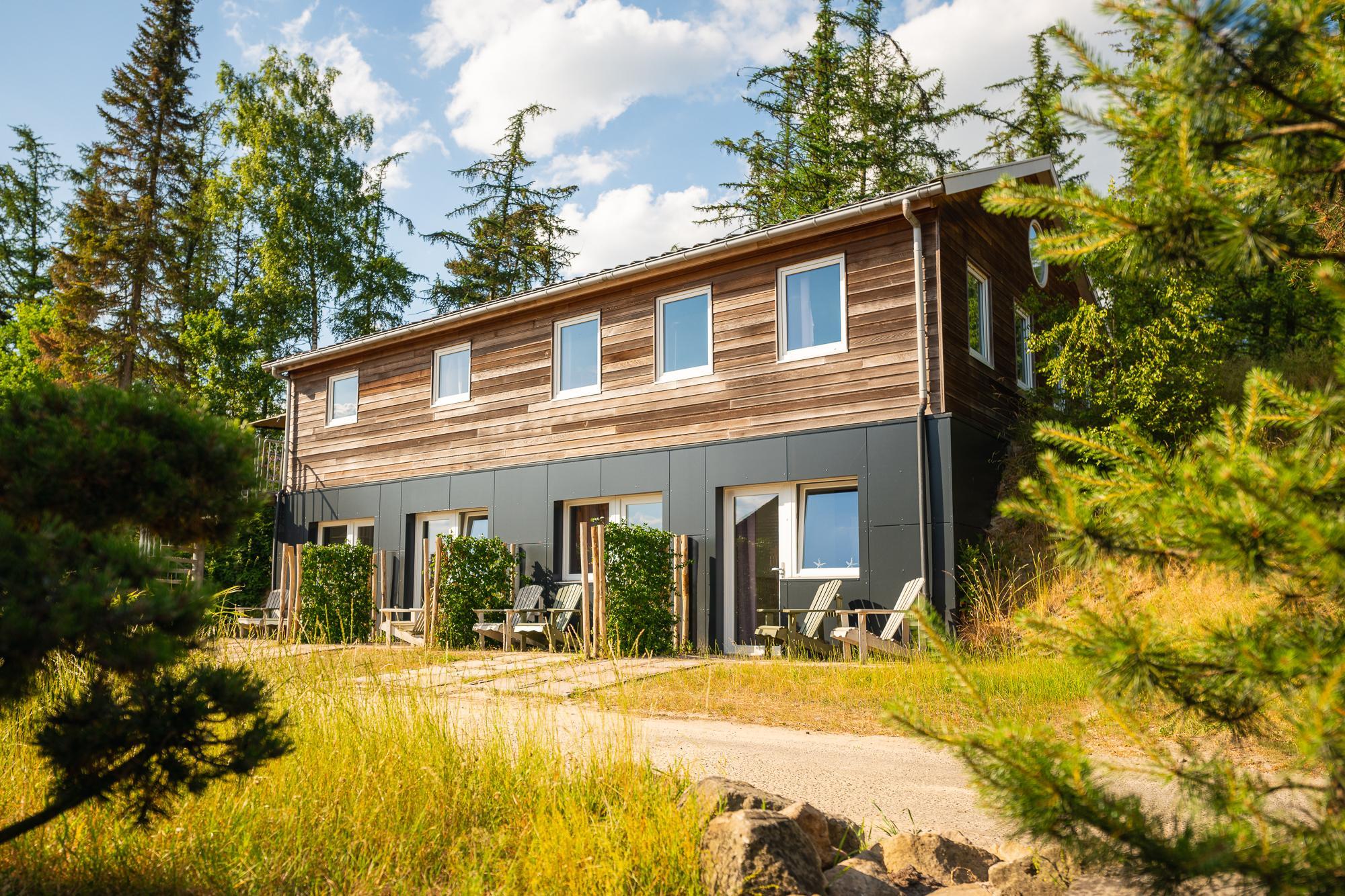 Unser Familienhaus ist ein Holzhaus, das geeignet ist für 2 bis 10 Personen und verfügt über einen Wohnbereich mit offener Küche inklusive Geschirrspüler. Es gibt drei Schlafzimmer mit jeweils zw..