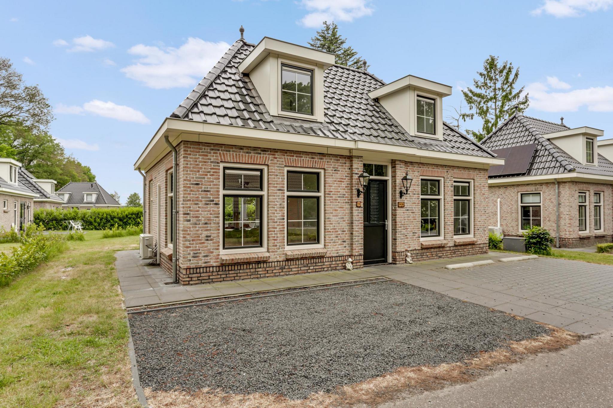 Deze notariswoning is een schitterende woning, ingericht volgens de karakteristieke indeling met een voordeur in het midden van de woning.