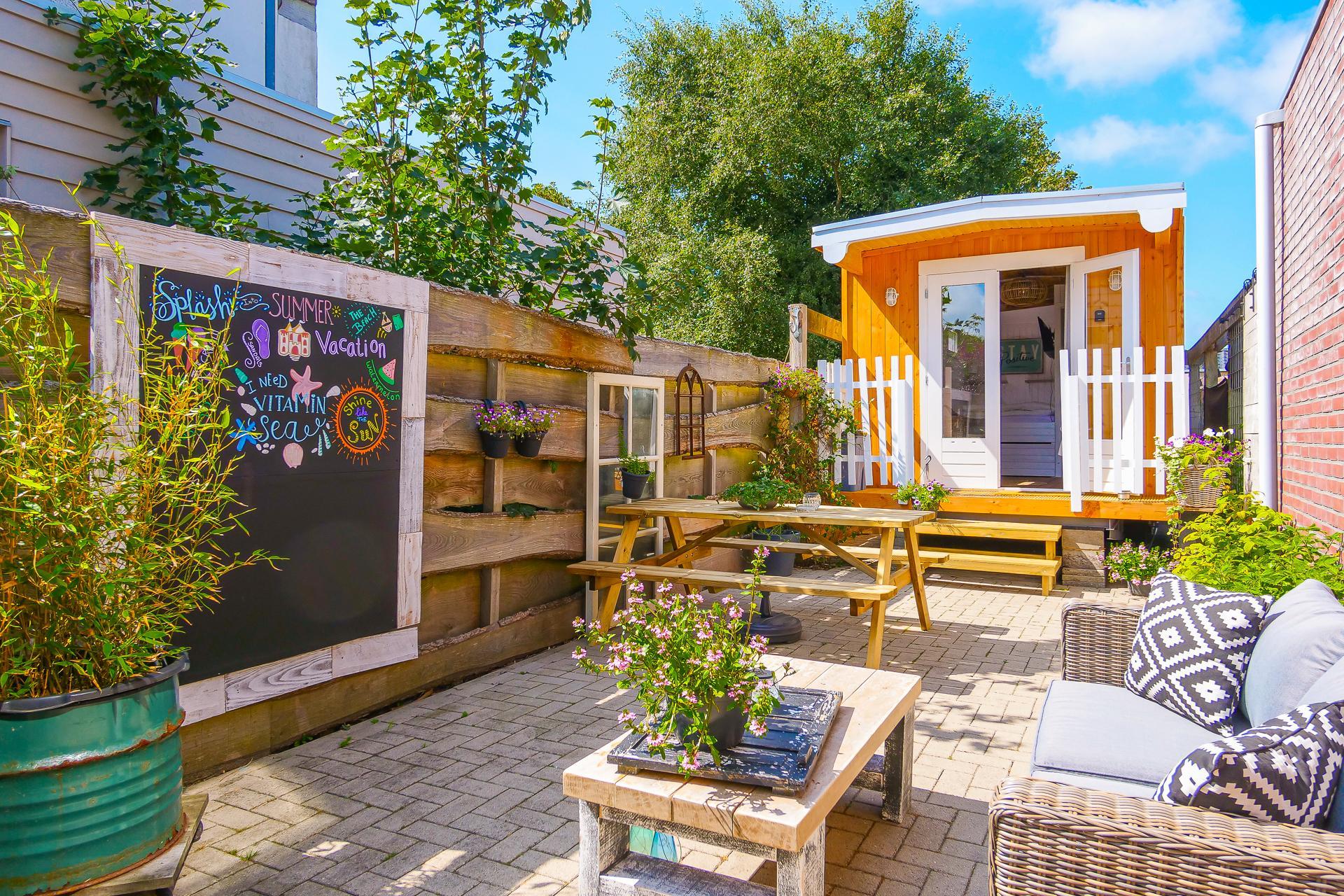 Tiny House In Our Little Garden: Luxuriöse Unterkunft im schönen Zentrum von Callantsoog - Entdecken Sie die stimmungsvolle Einrichtung und die praktische Ausstattung