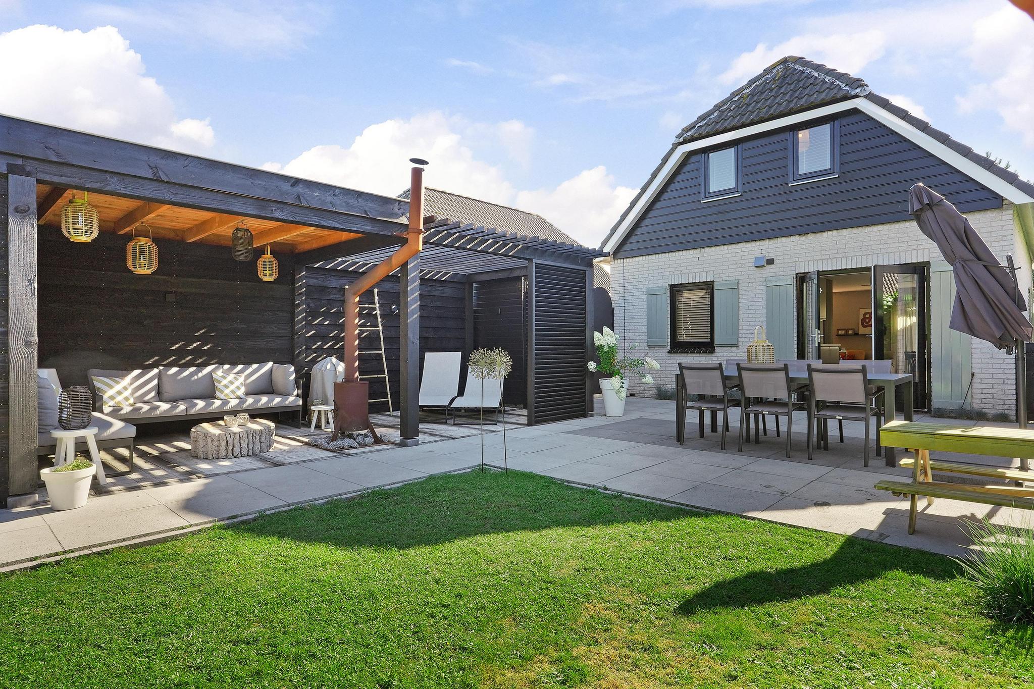 Die wunderschön eingerichtete Ferienwohnung mit Veranda befindet sich in unmittelbarer Nähe der Strände im vorderen Teil des grünen Nordseeparks.