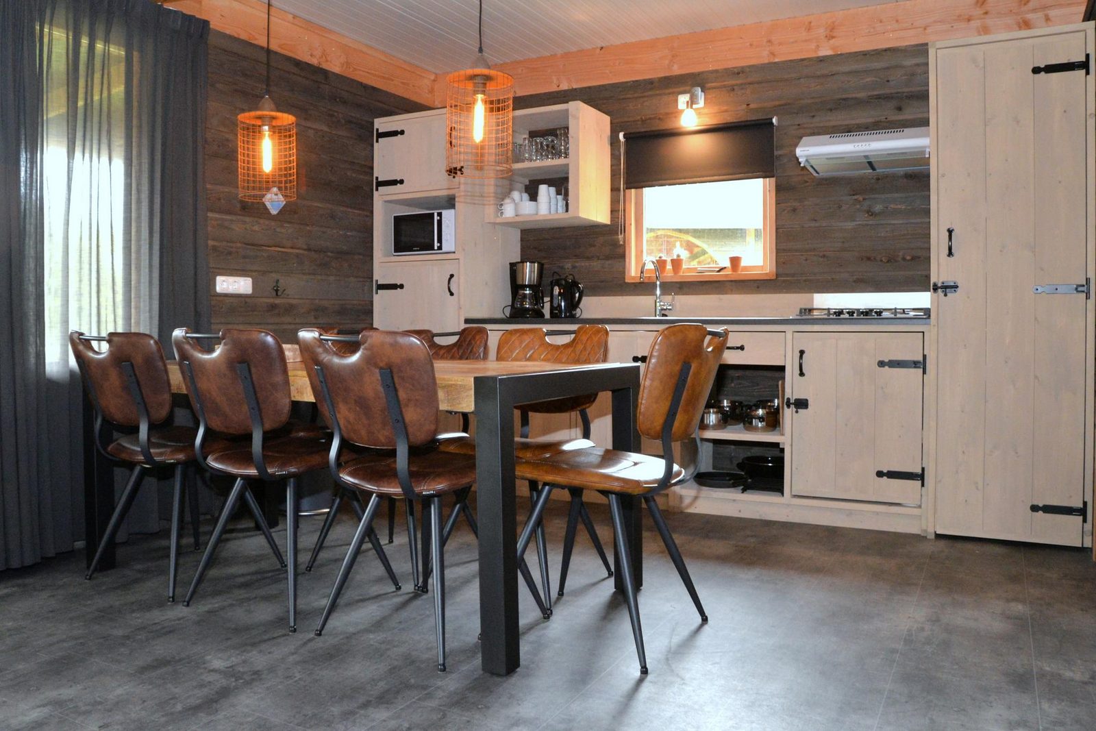 Saloon-Lodge