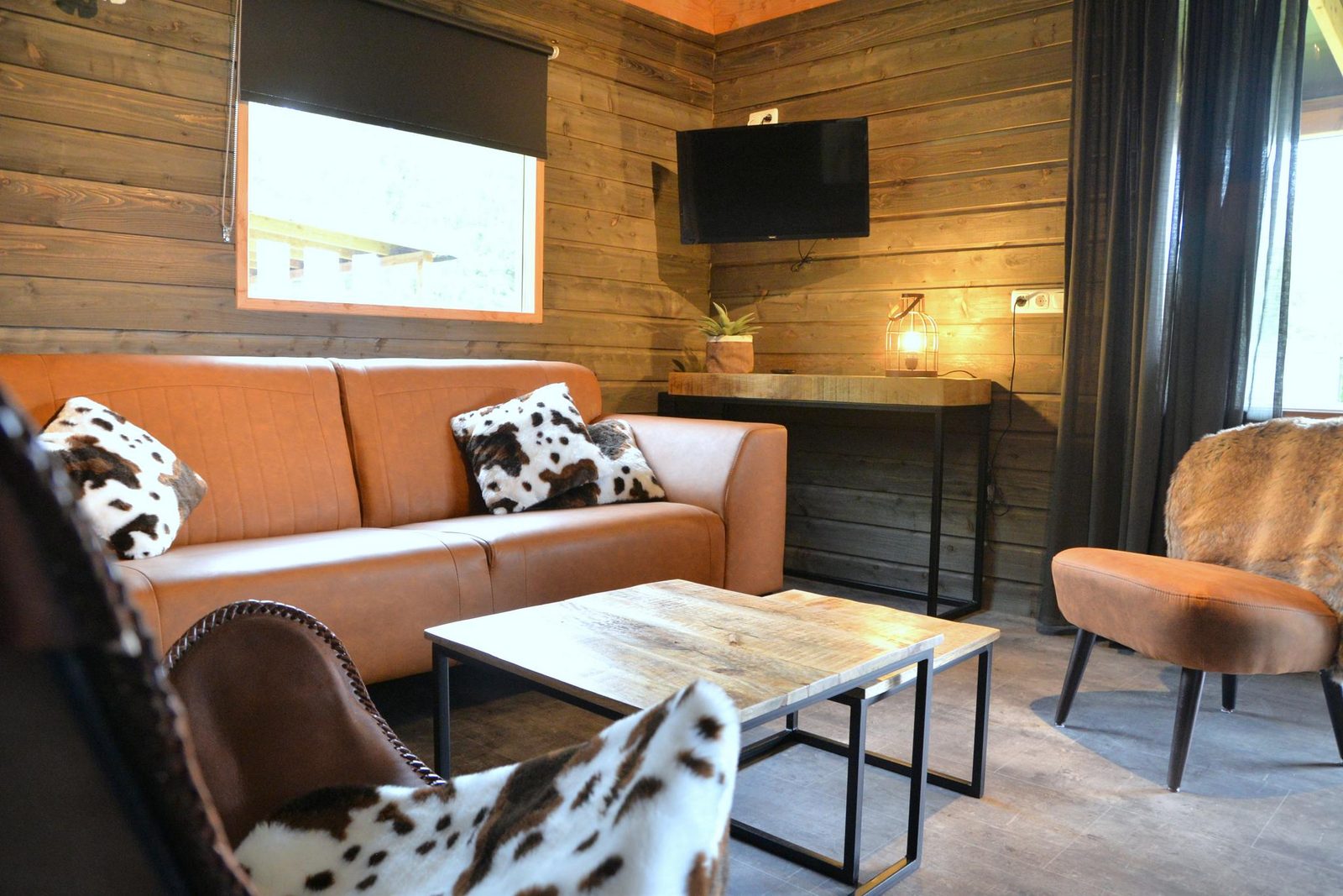 Saloon-Lodge