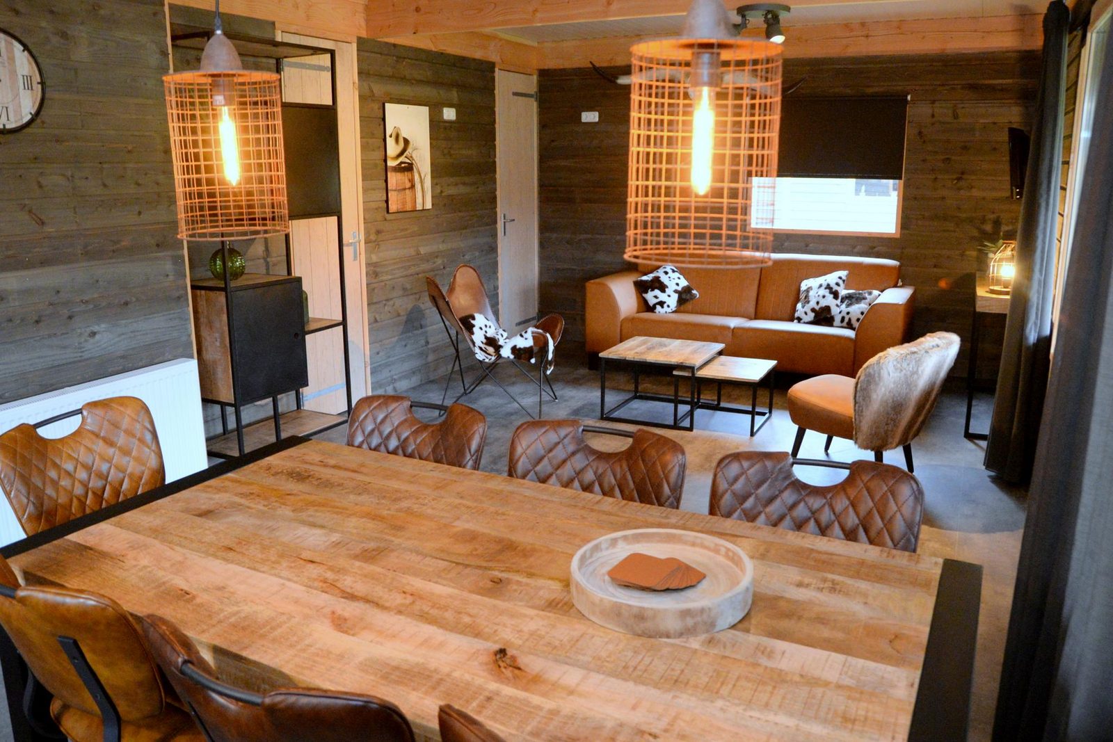 Saloon-Lodge