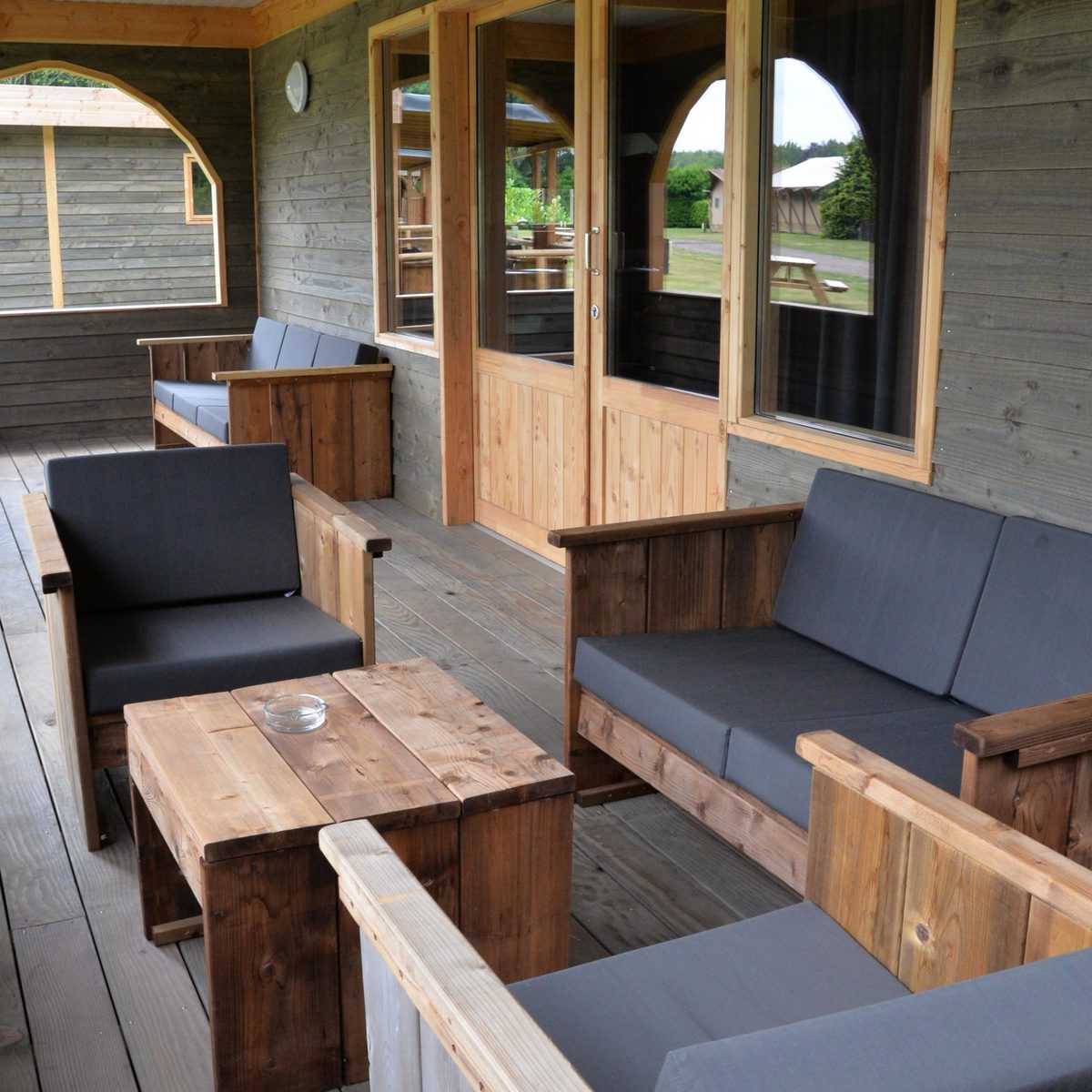 Saloon-Lodge