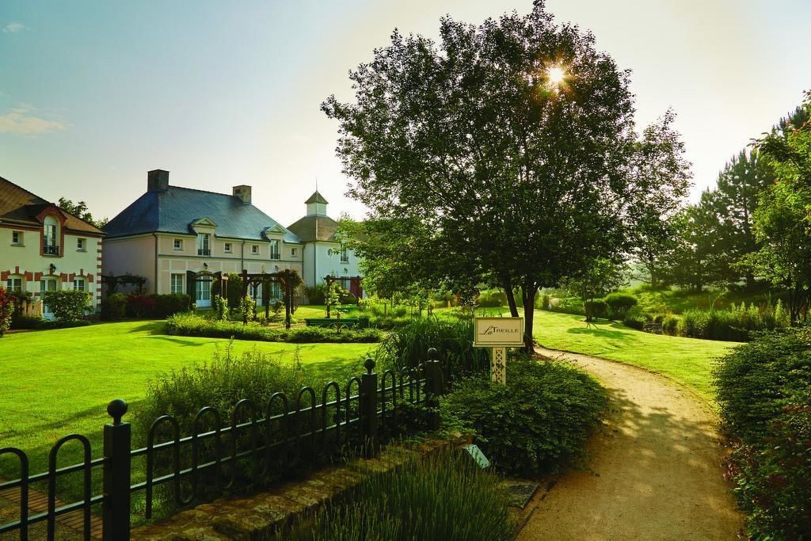 Marriott’s Village d'ile-de-France, Estudio