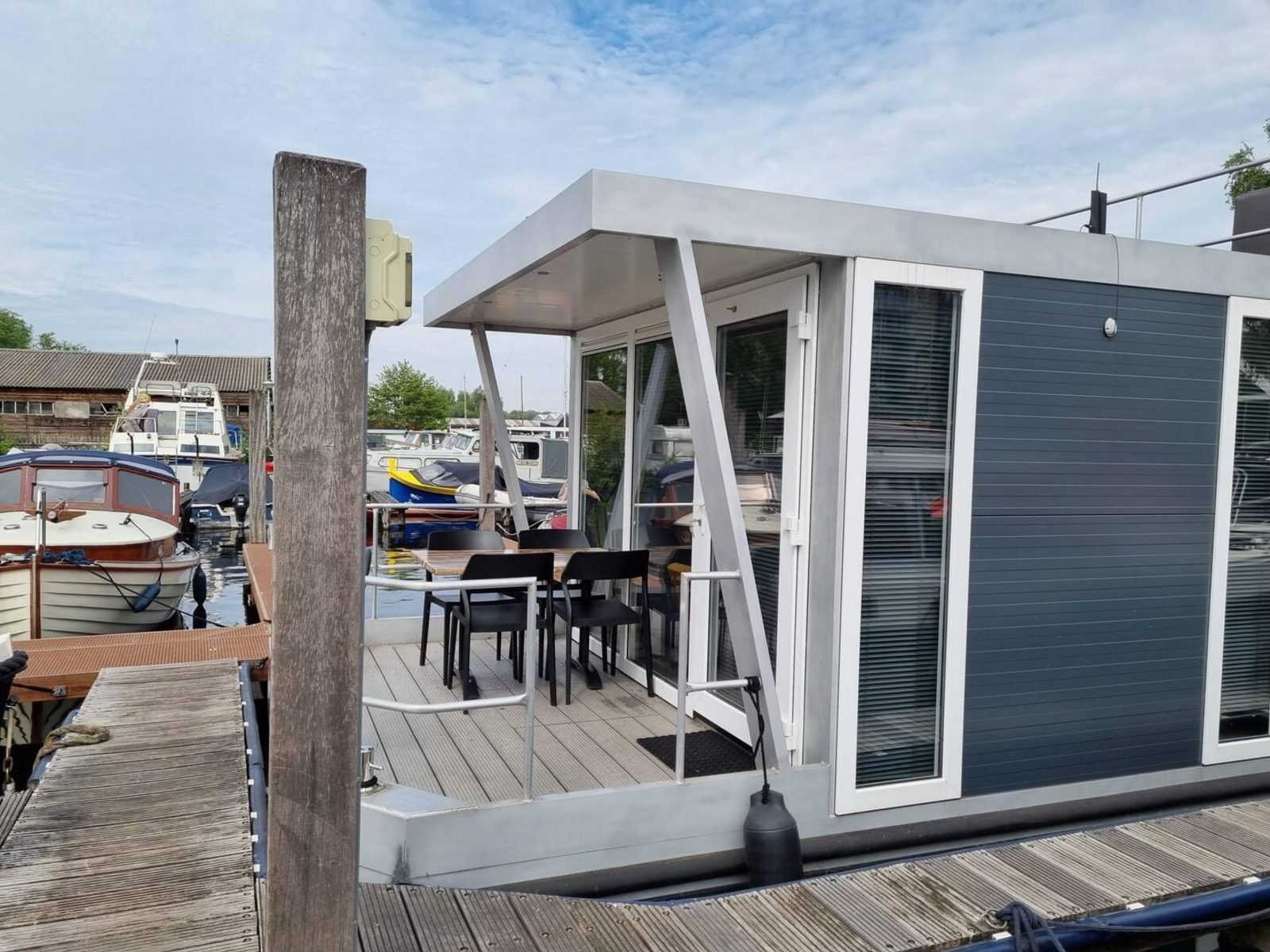 Houseboat 4 pers with roof terrace "De Hoop"