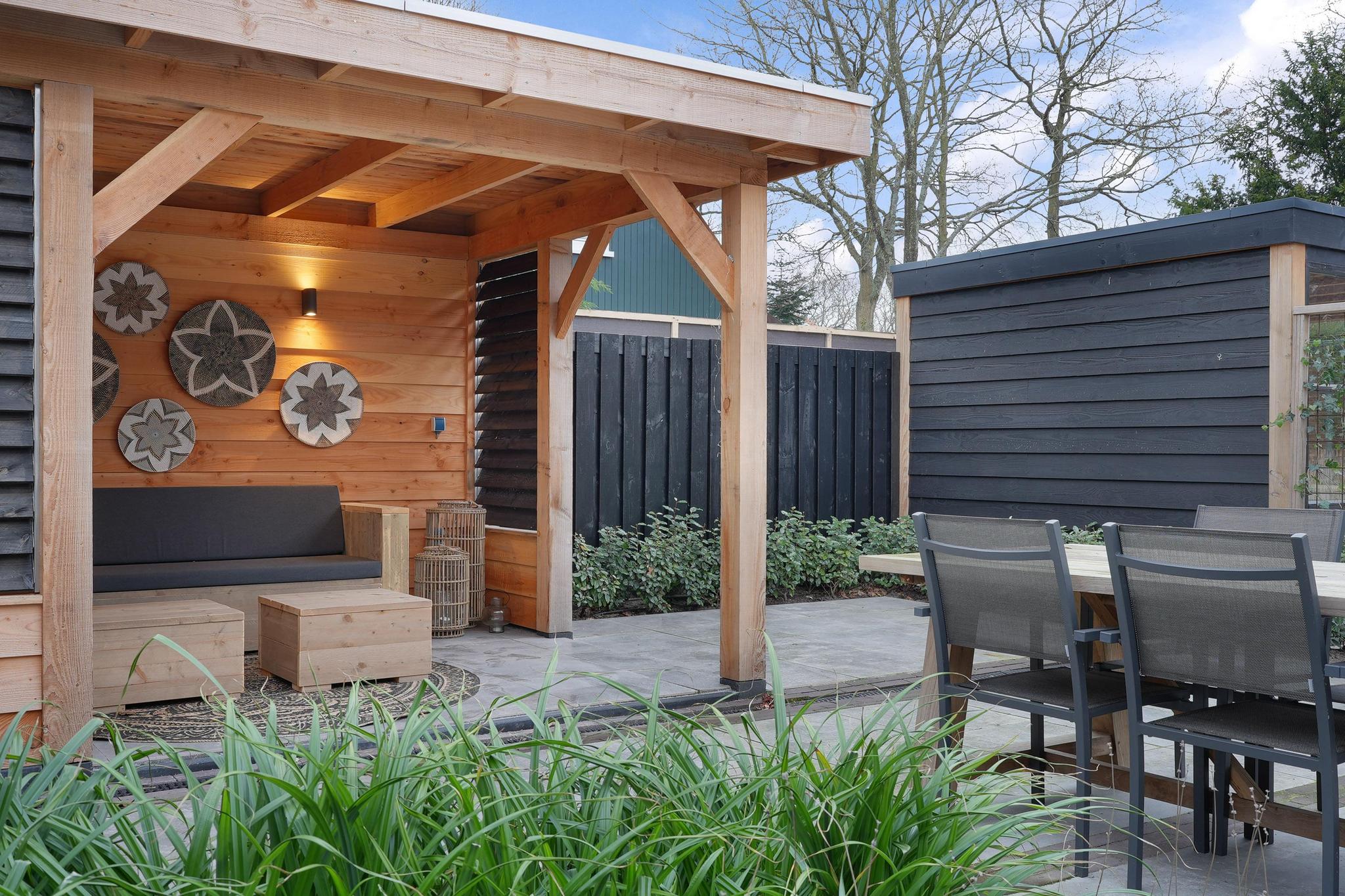 Das Ferienhaus befindet sich in einer Sackgasse im wunderschönen, ruhigen und baumreichen Park Jonkerstee mit ein geräumige Überdachung mit einer Loungebank.