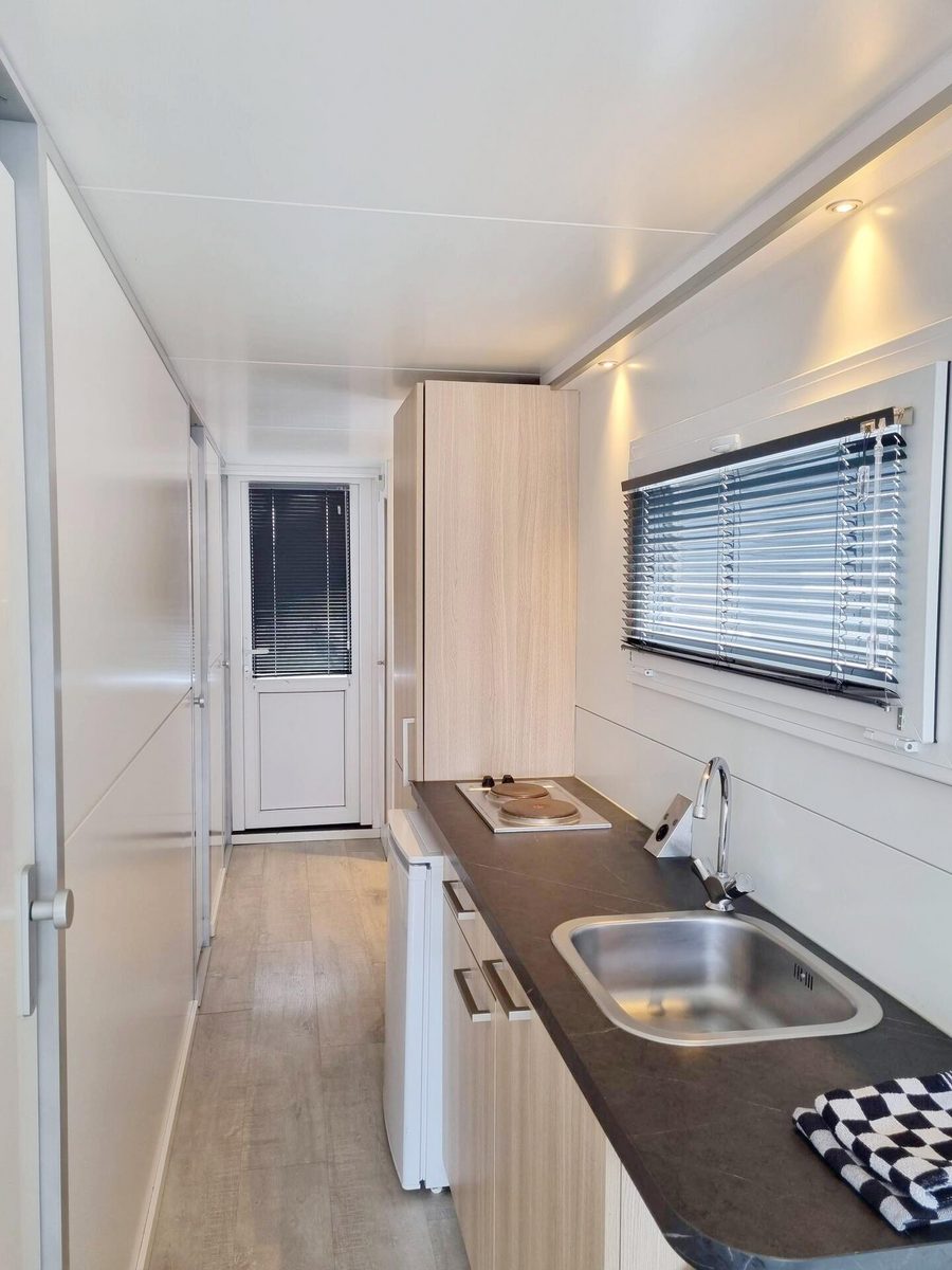 Houseboat 4 pers with roof terrace "De Hoop"