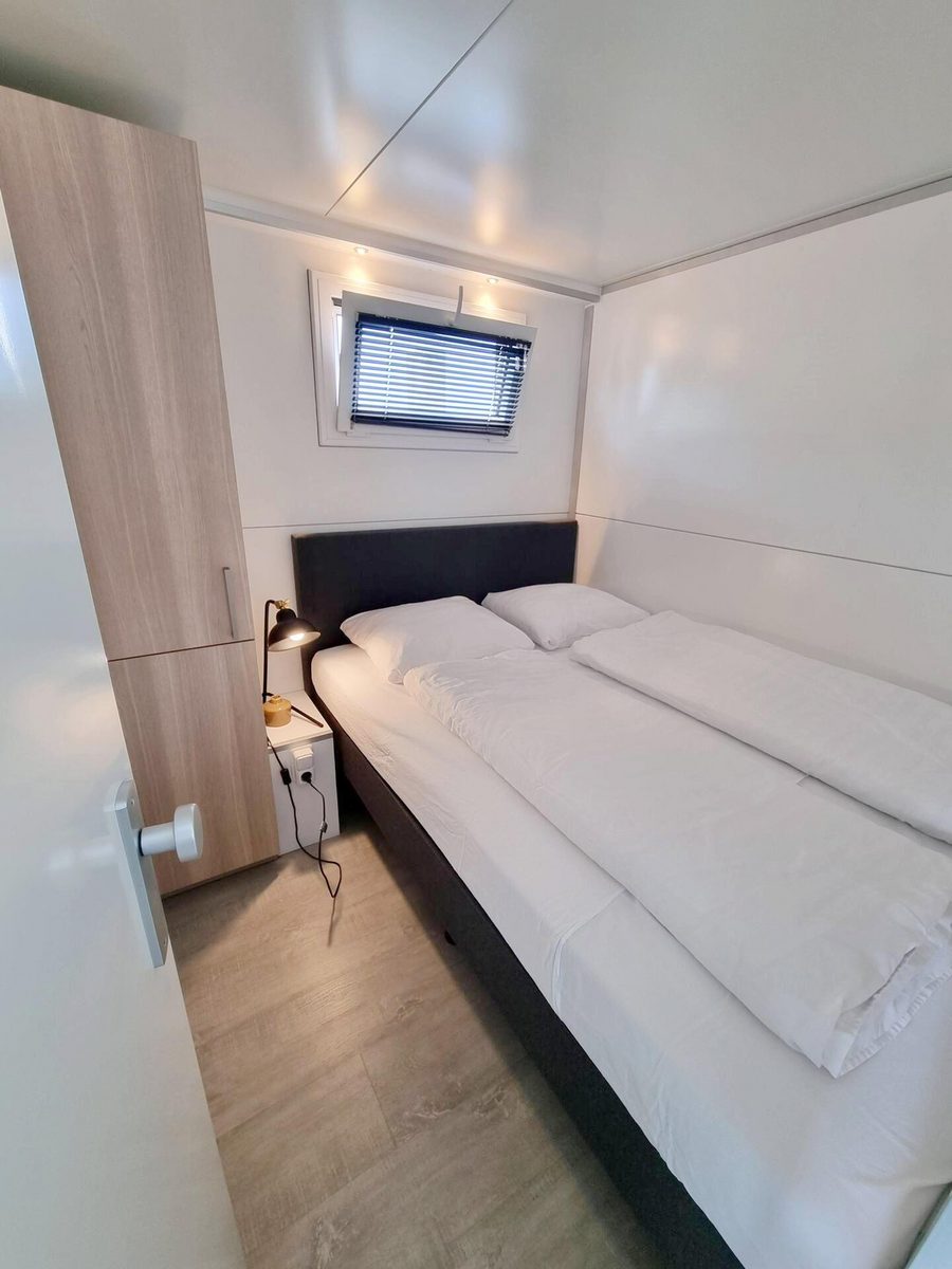 Houseboat 4 pers with roof terrace "De Hoop"