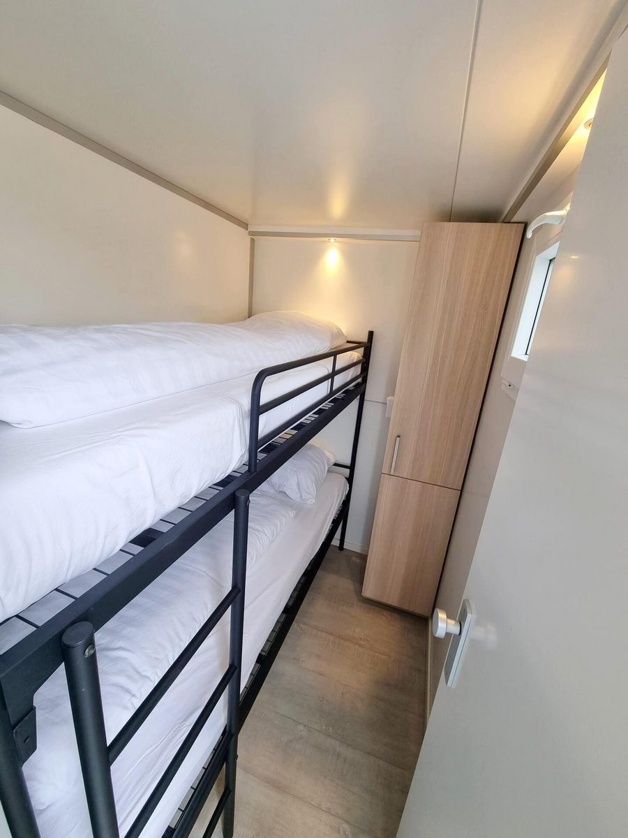 Houseboat 4 pers with roof terrace "De Hoop"
