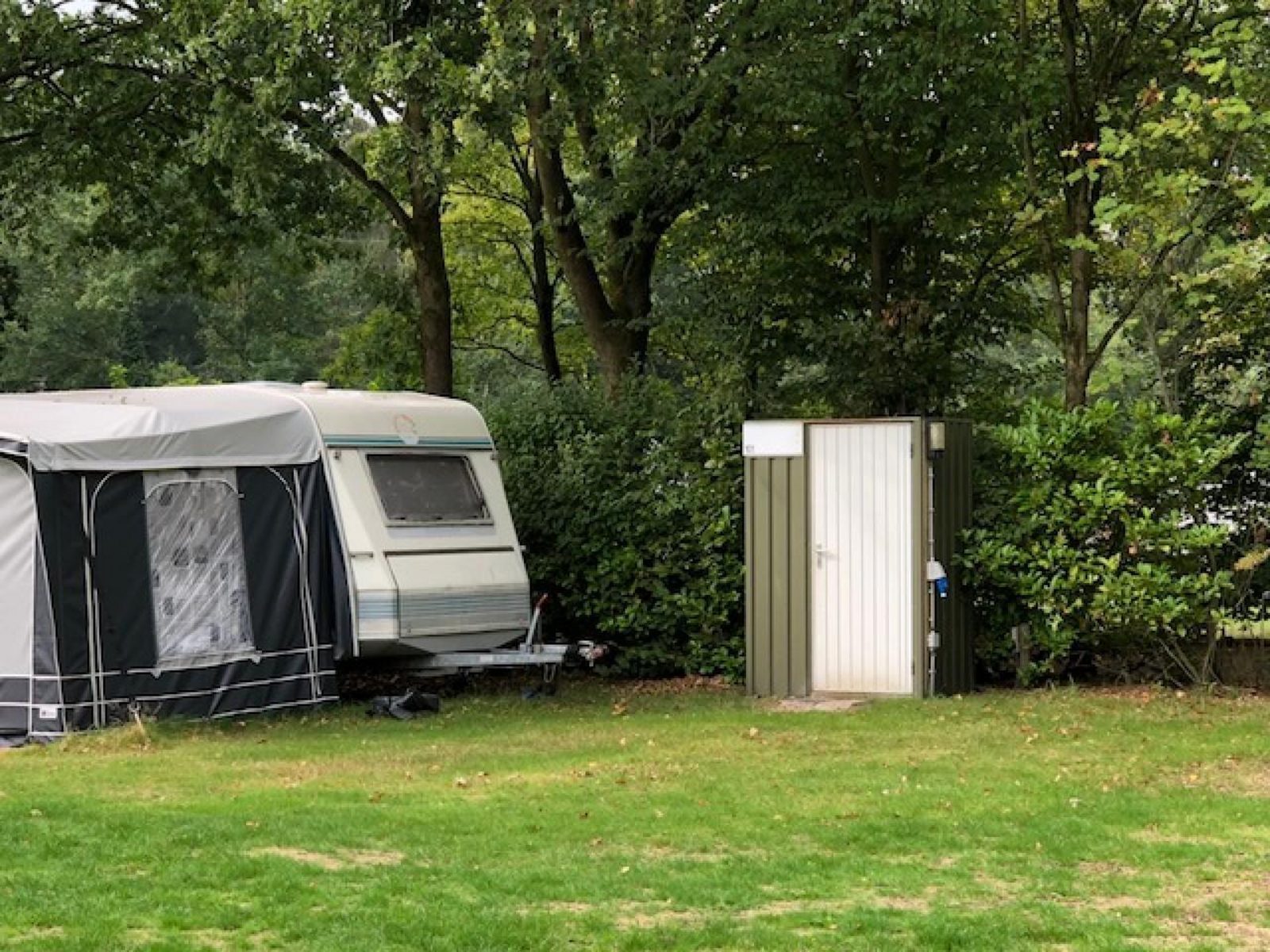 Comfortplaats met privé toilet en wastafel