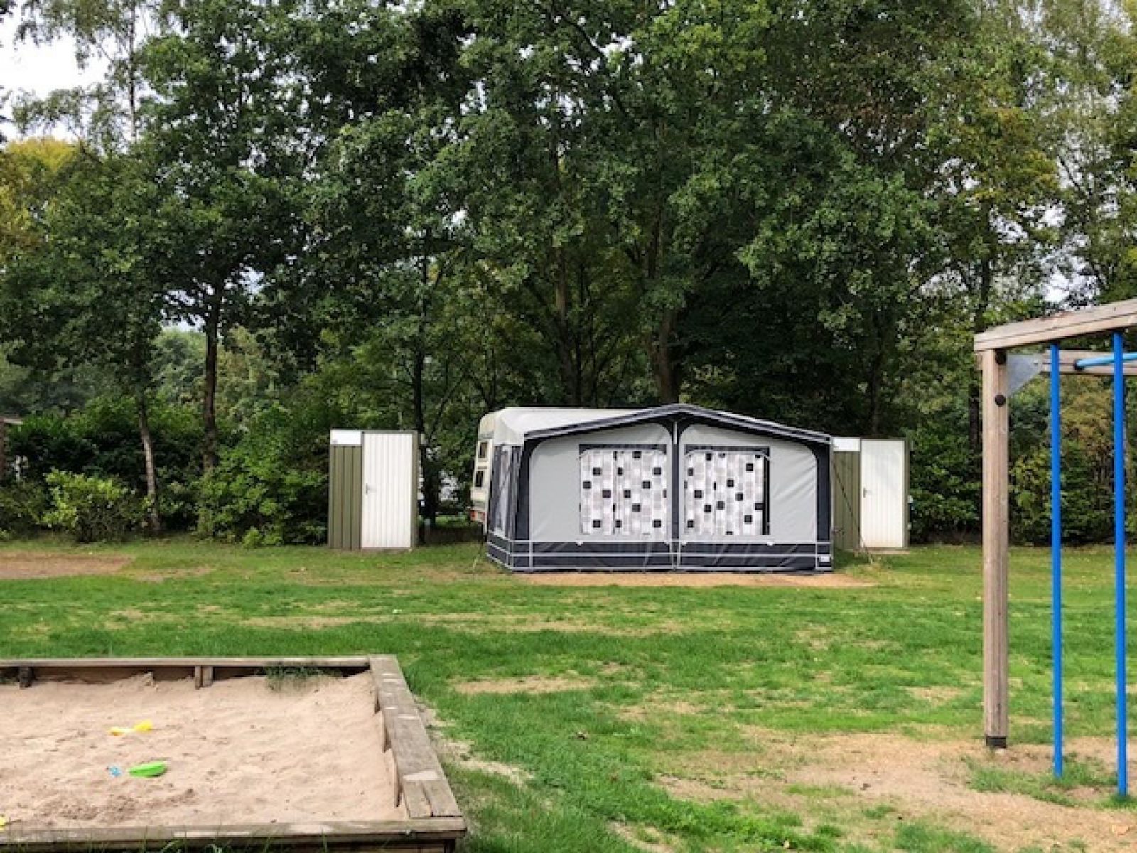 Comfortplaats met privé toilet en wastafel