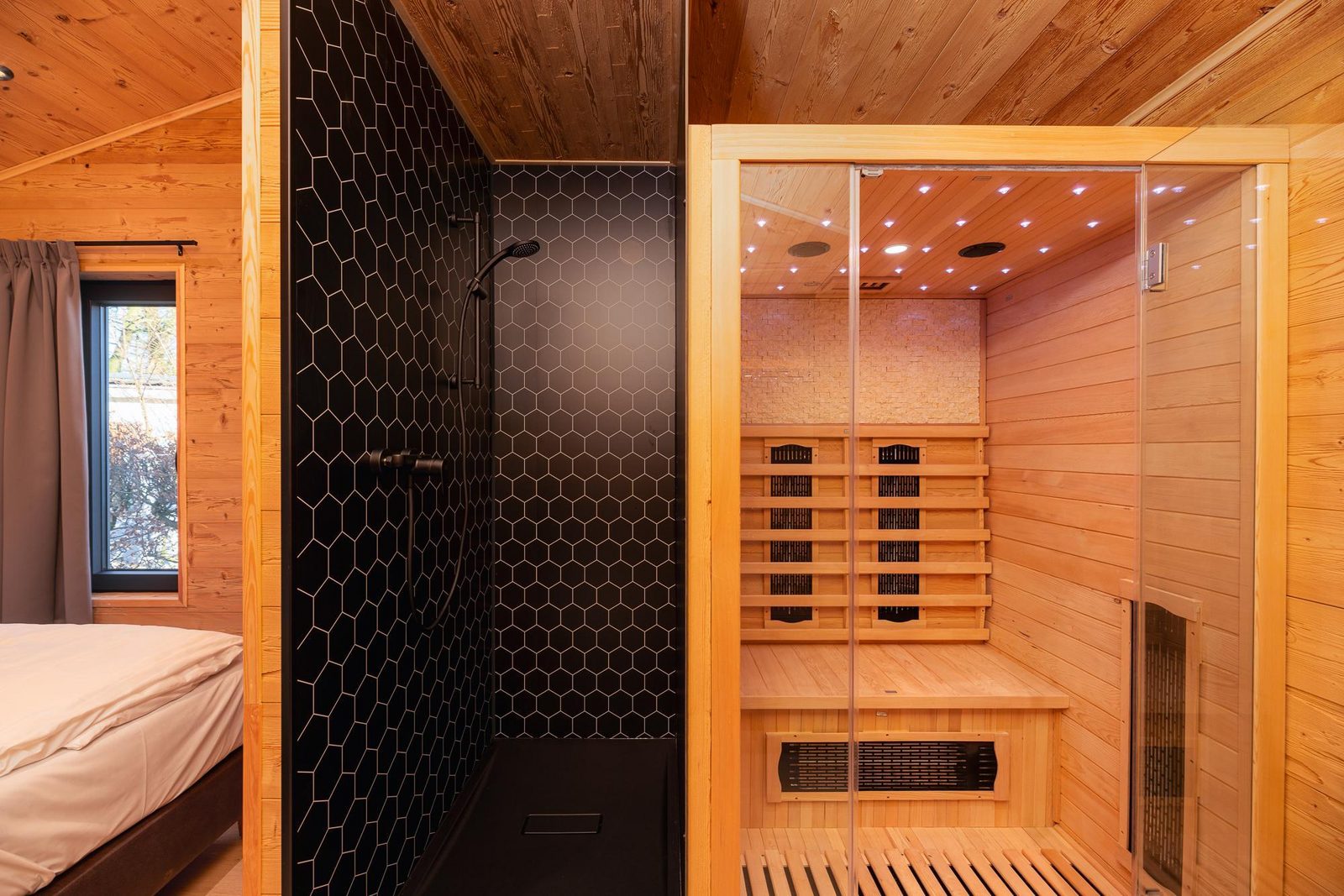 Terrace Lodge with sauna and hot tub - 2 people