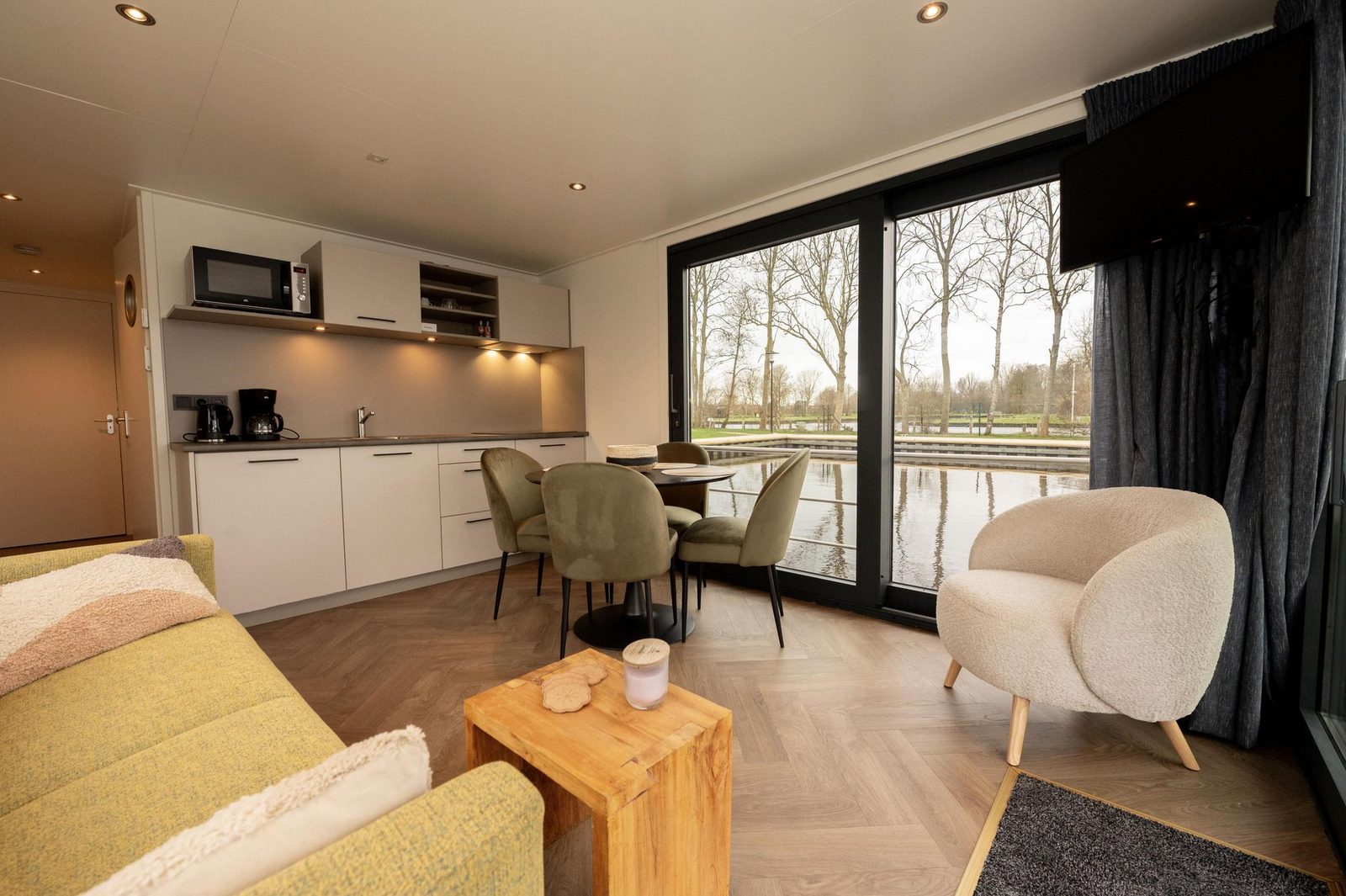 Houseboat - Paviljoenwei 4-21 | Sneek (Offingawier) 'Boatique Sneek'