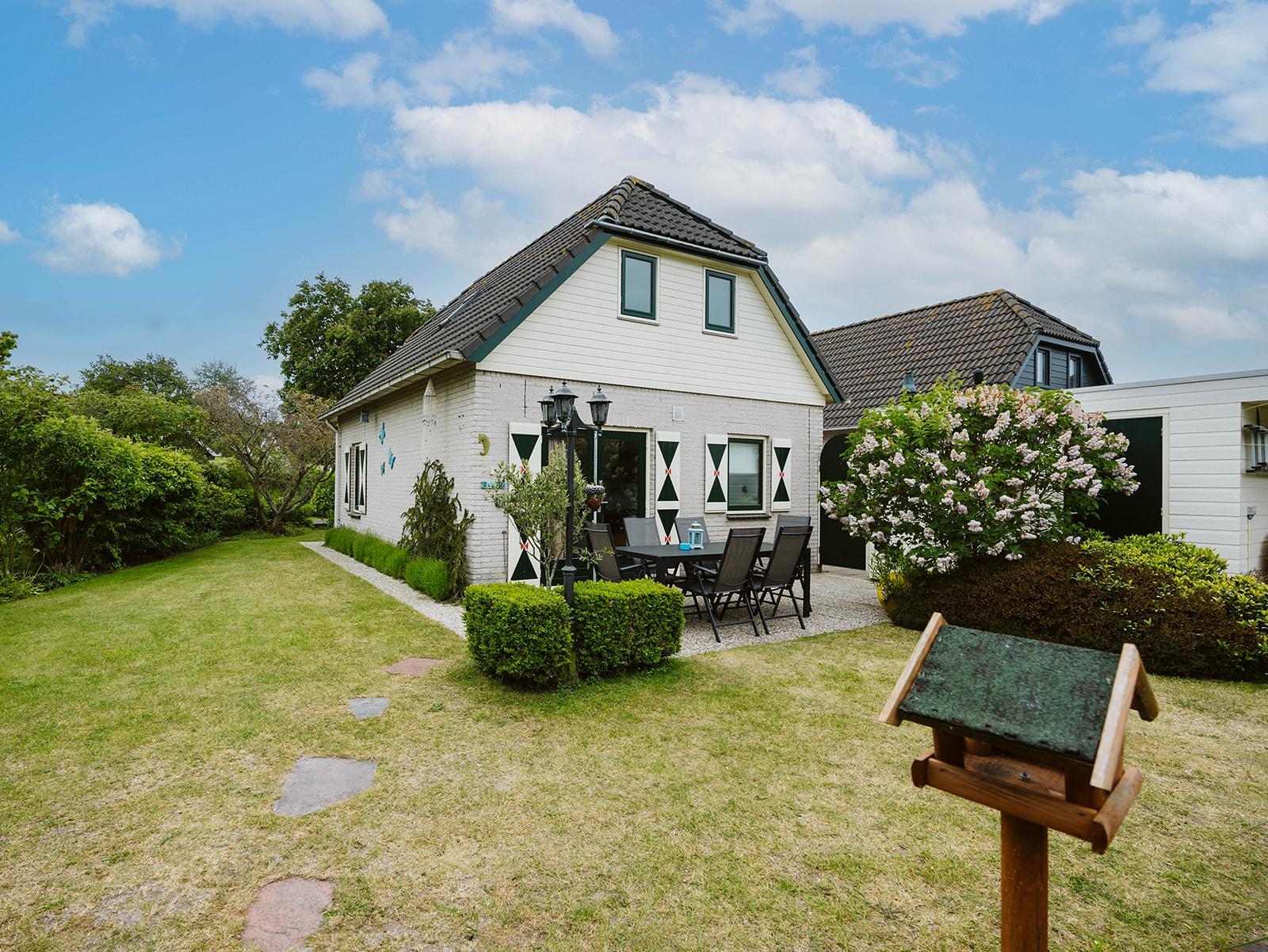 Knusse woning met groene tuin, dichtbij de Noordzee. Ideaal met hond.