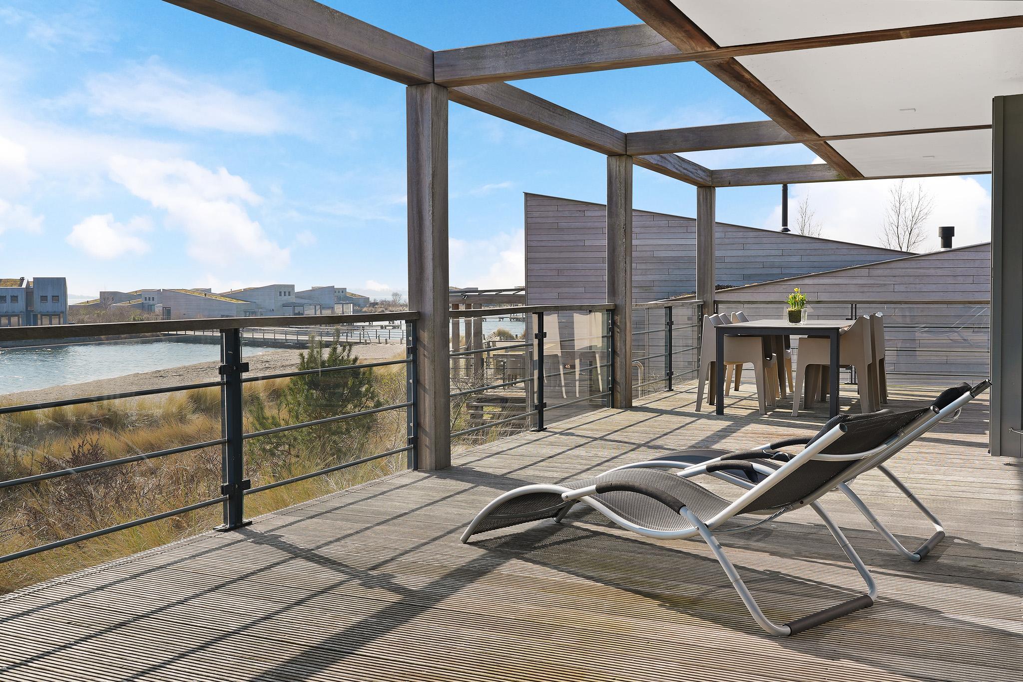Deze 4 persoons Villa Super VIP biedt een uniek panoramisch uitzicht over het water en heeft een heerlijke groot terras.