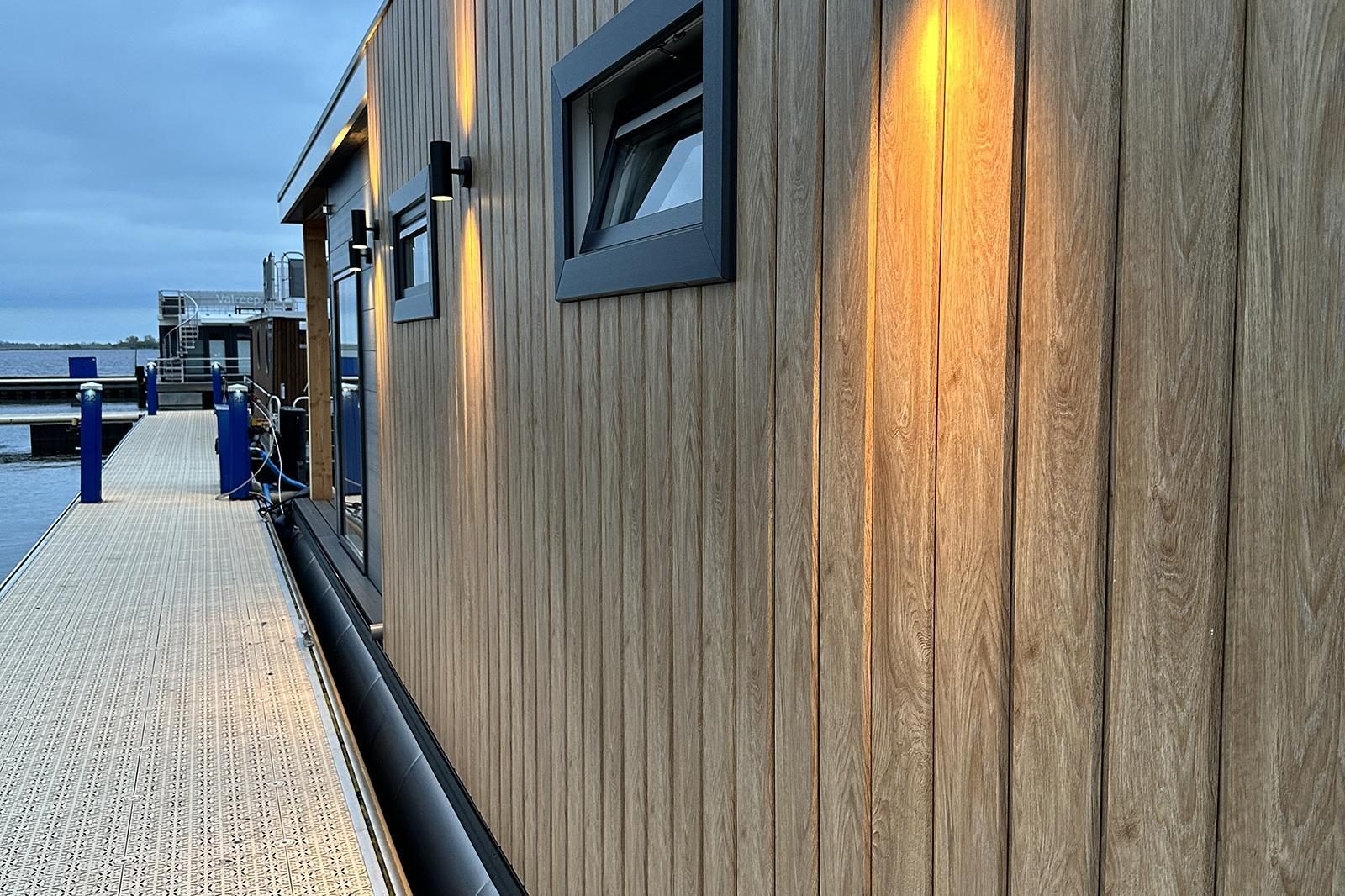 Houseboat 'RiggelBrug Sneekermeer' - Paviljoenwei 4-25 | Sneek (Offingawier)