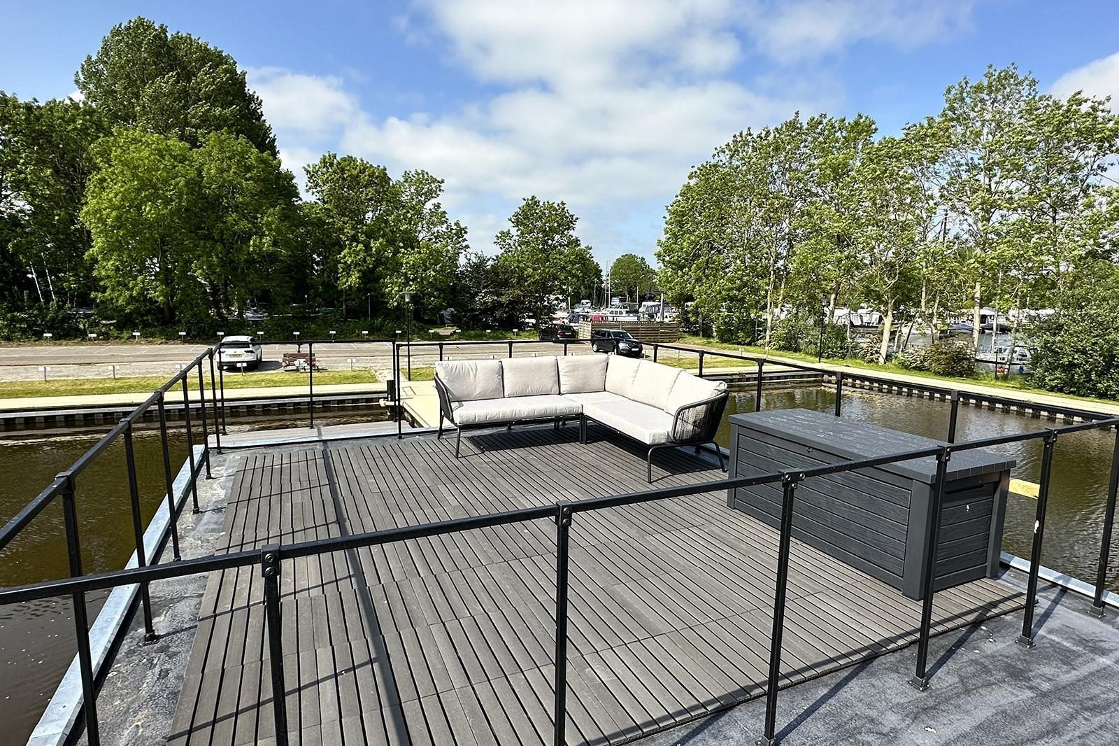 Houseboat 'RiggelBrug Sneekermeer' - Paviljoenwei 4-25 | Sneek (Offingawier)