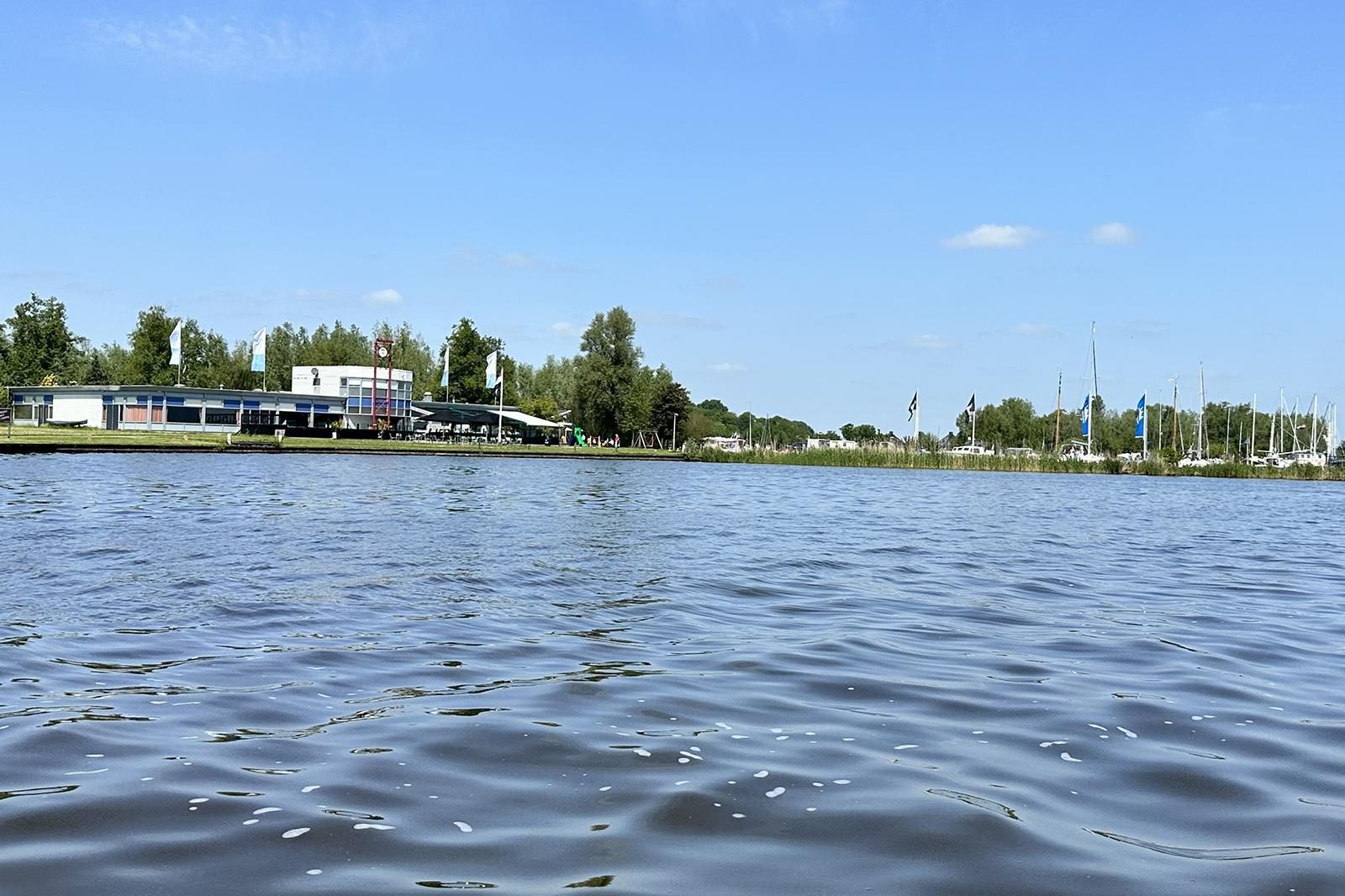 Houseboat 'RiggelBrug Sneekermeer' - Paviljoenwei 4-25 | Sneek (Offingawier)
