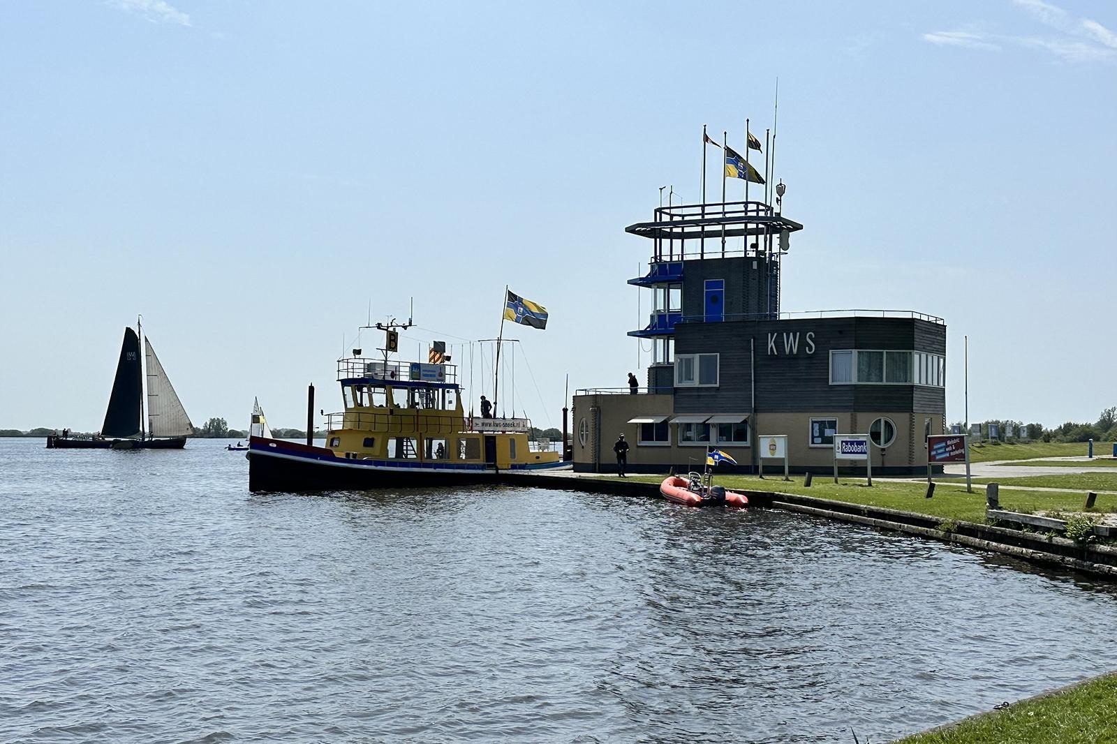Houseboat 'RiggelBrug Sneekermeer' - Paviljoenwei 4-25 | Sneek (Offingawier)
