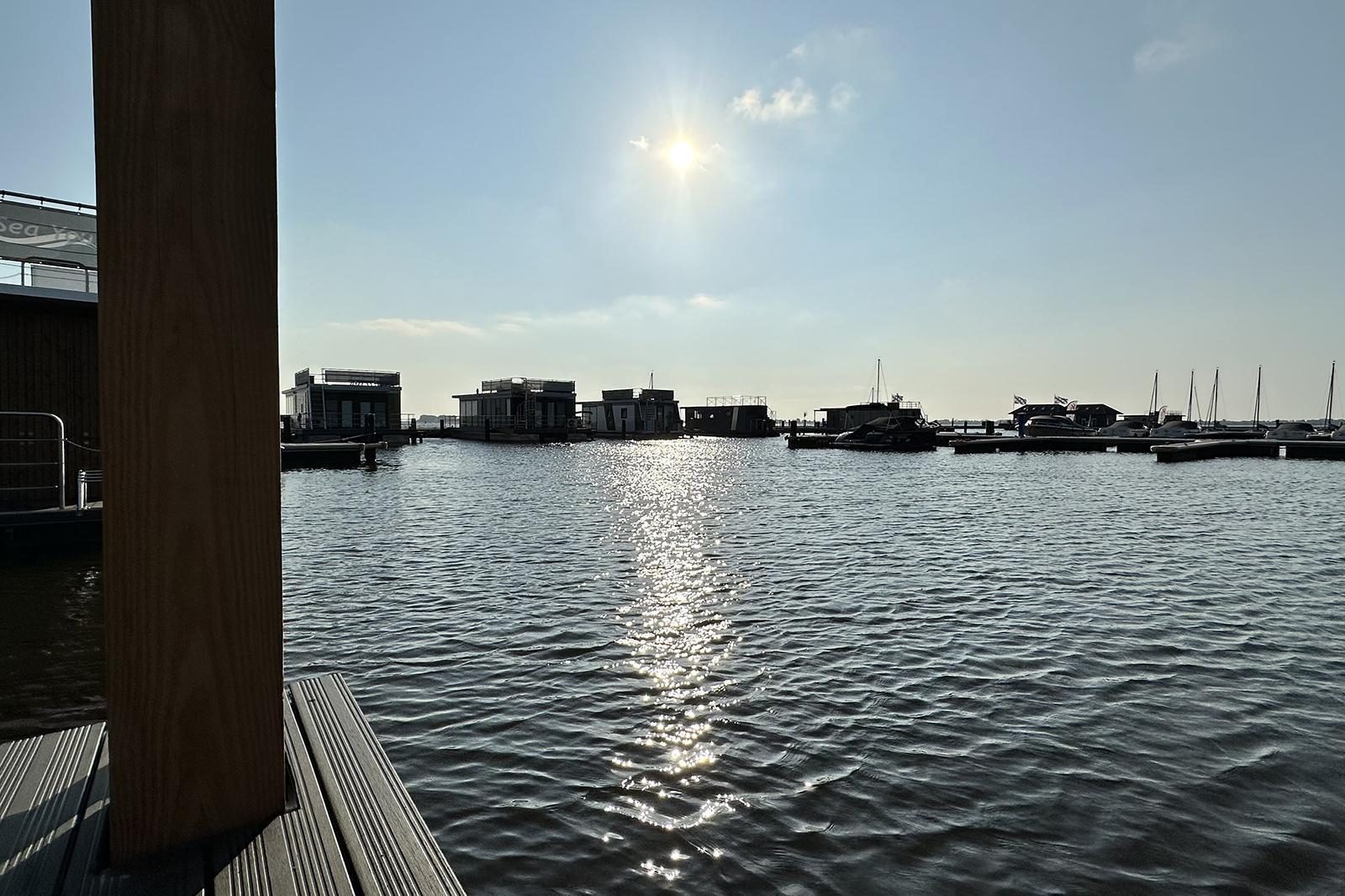 Houseboat 'RiggelBrug Sneekermeer' - Paviljoenwei 4-25 | Sneek (Offingawier)