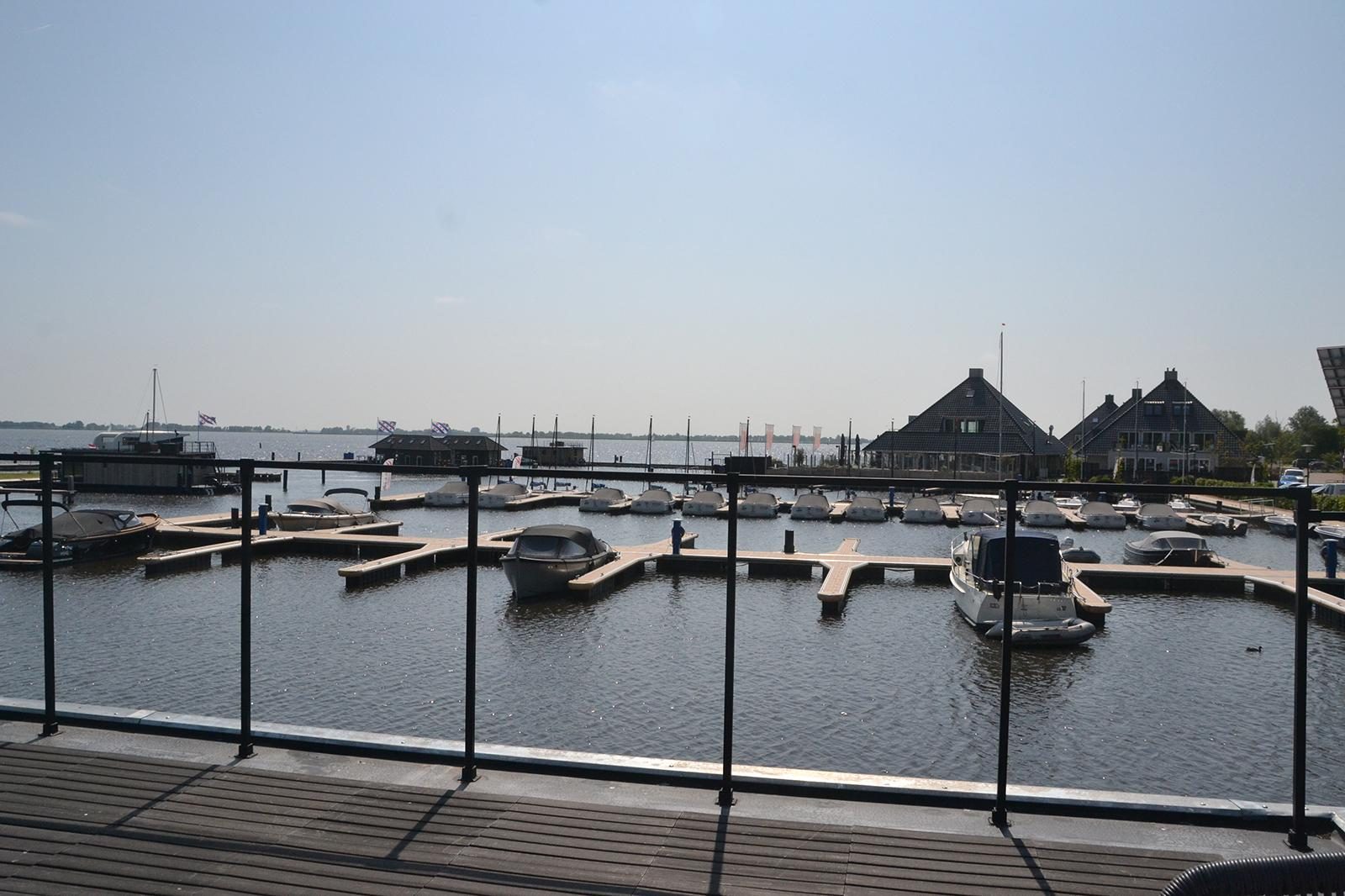 Houseboat 'RiggelBrug Sneekermeer' - Paviljoenwei 4-25 | Sneek (Offingawier)