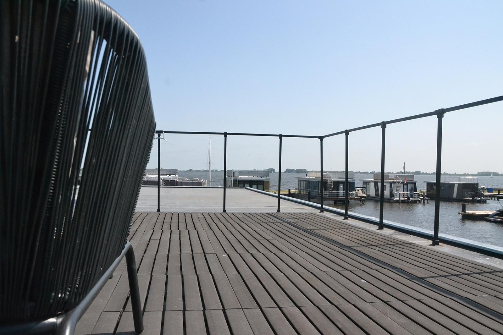 Houseboat 'RiggelBrug Sneekermeer' - Paviljoenwei 4-25 | Sneek (Offingawier)