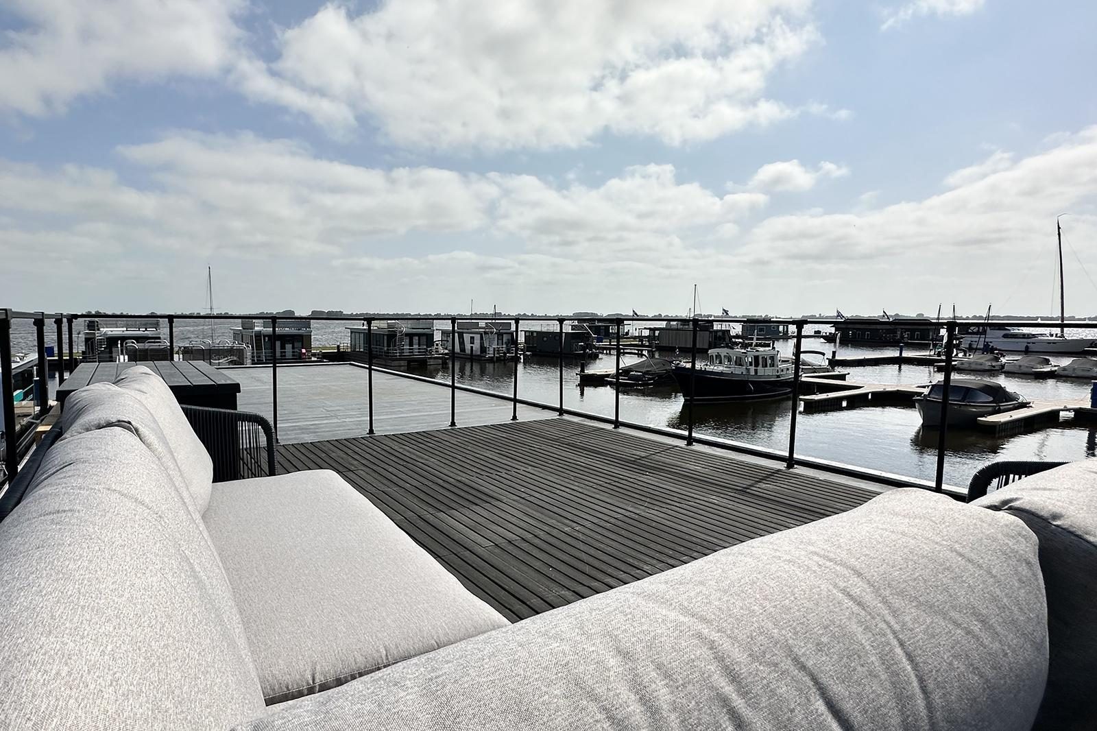Houseboat 'RiggelBrug Sneekermeer' - Paviljoenwei 4-25 | Sneek (Offingawier)