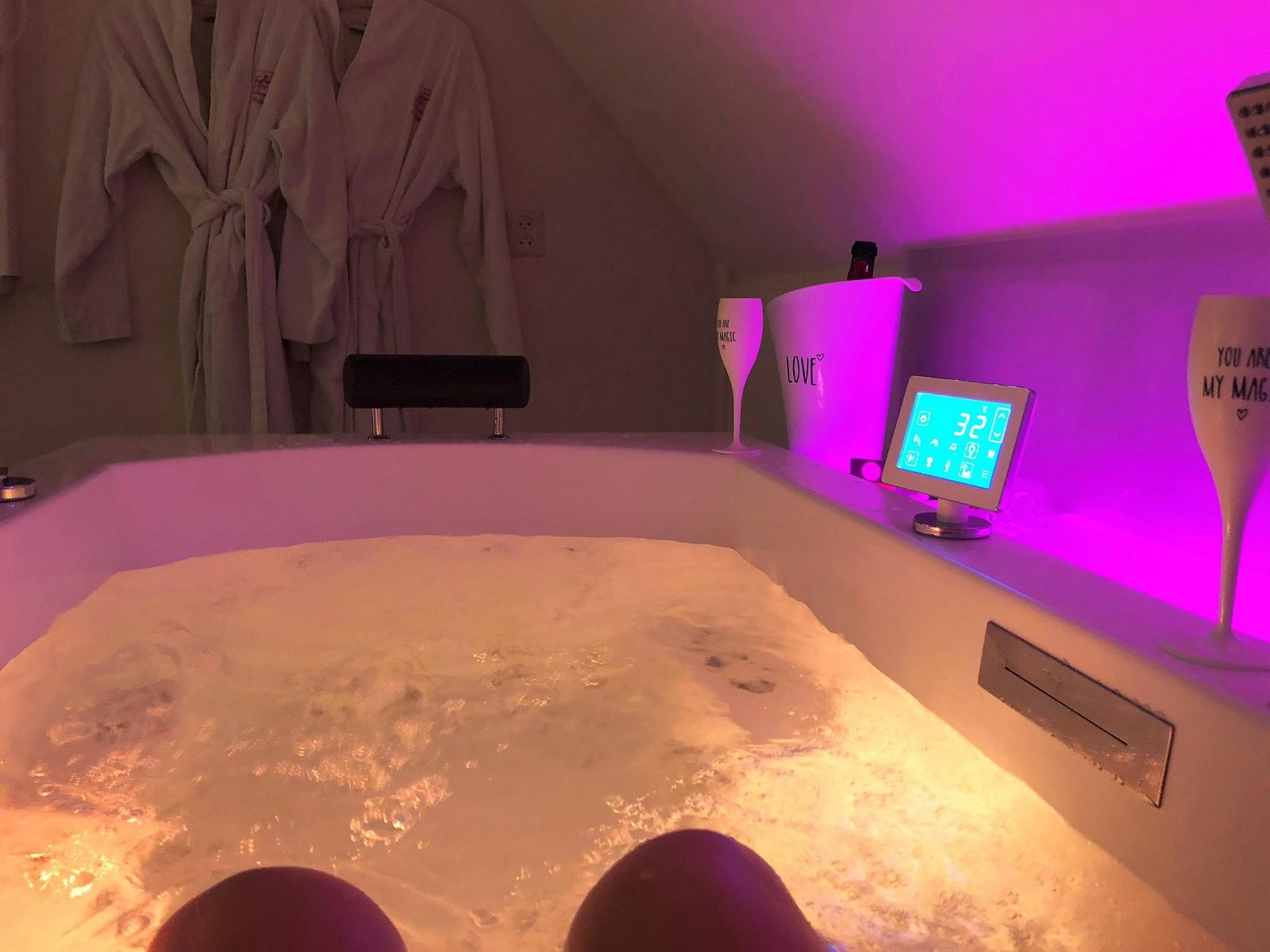De Elysium 2-persoons met bubbelbad binnen én buiten hotspring bad, sauna, sunshower, stadstuin, wifi