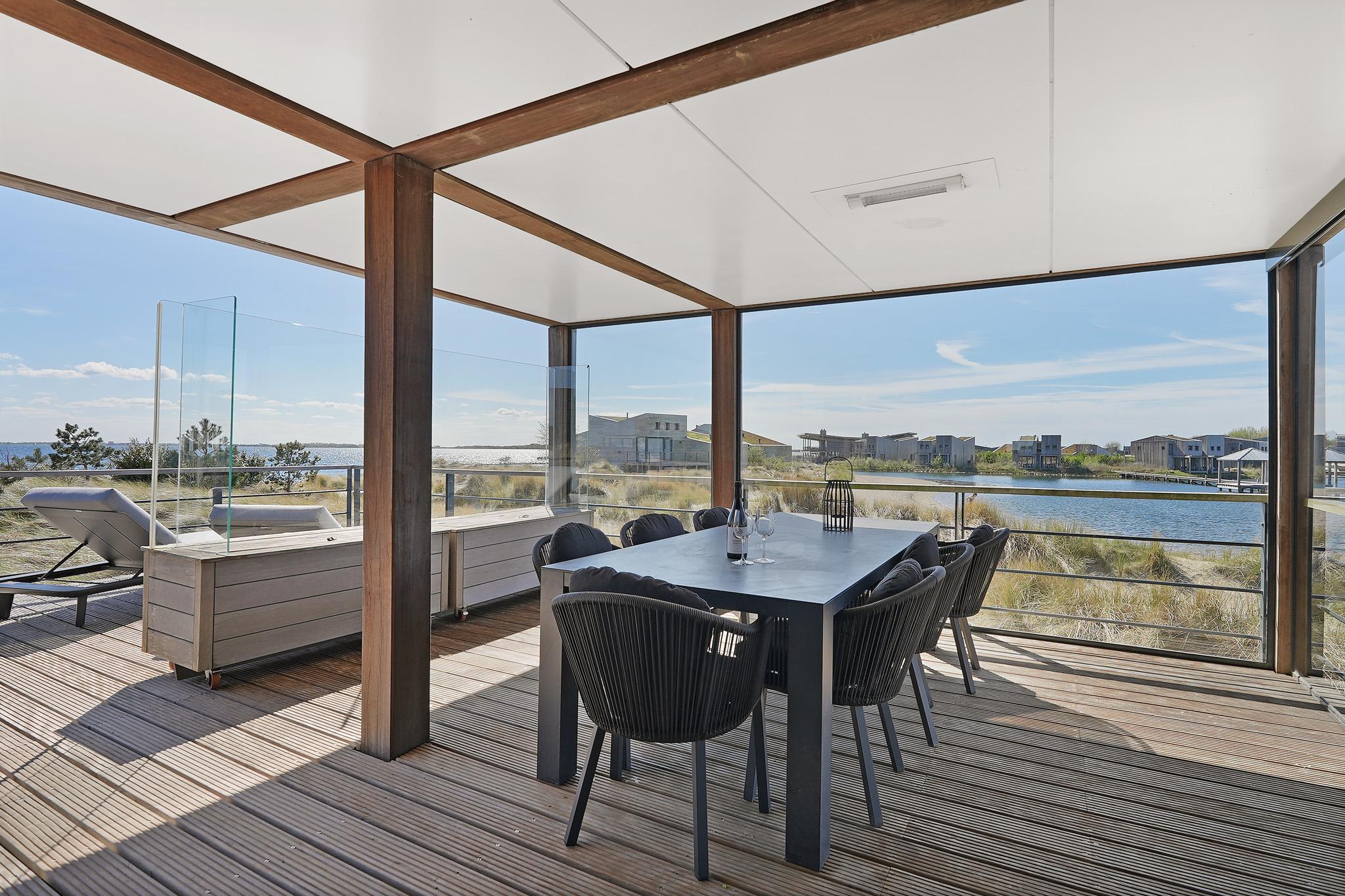 Die Villa Super VIP (4P) verfügt über eine luxuriöse und komfortable Innenausstattung, Terrasse mit Blick auf das Wasser, ideal für Kinder.