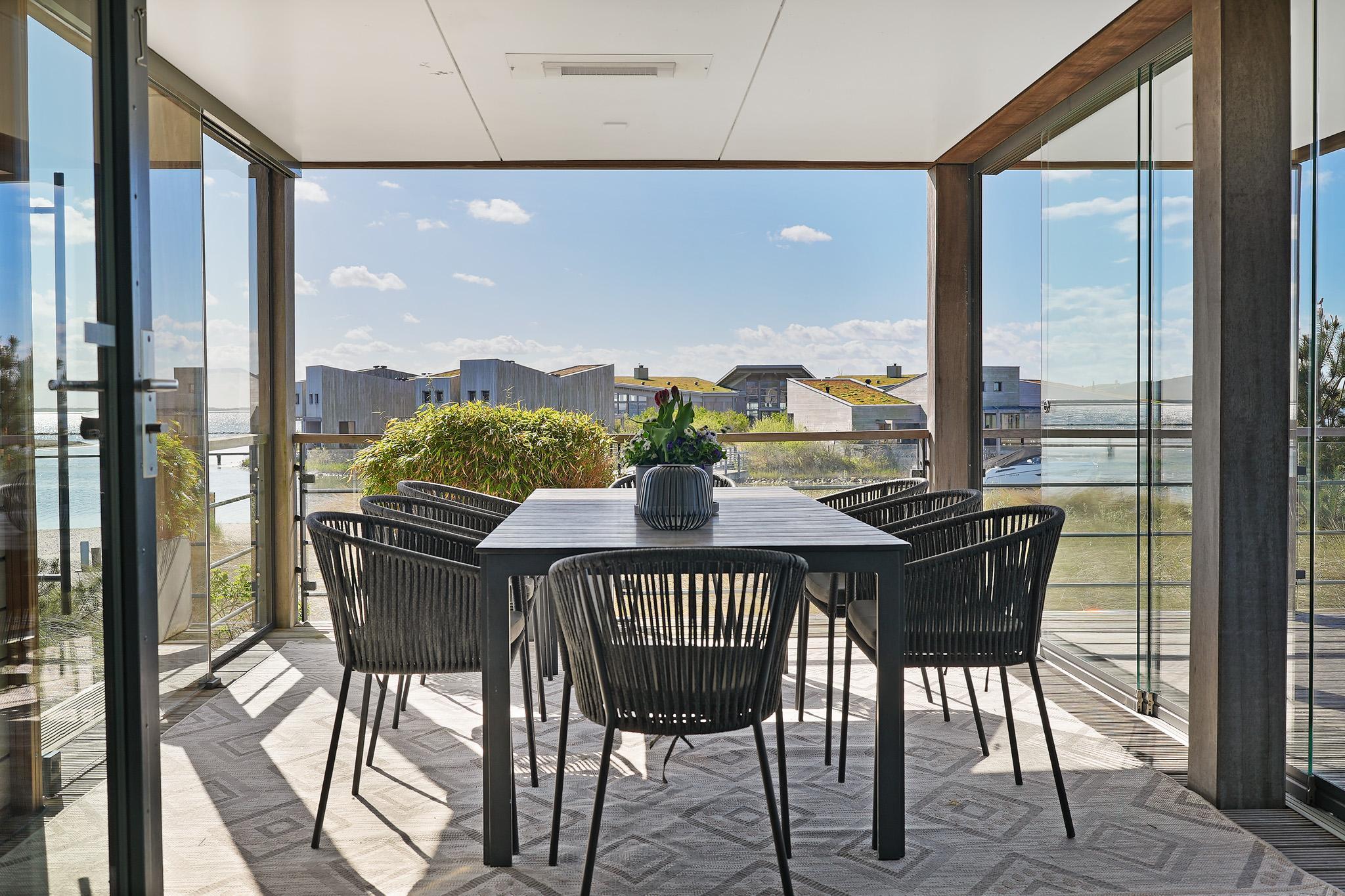 Die Villa Super VIP (4P) verfügt über eine luxuriöse und komfortable Innenausstattung, Terrasse mit Blick auf das Wasser, ideal auch für Familien mit Kindern.