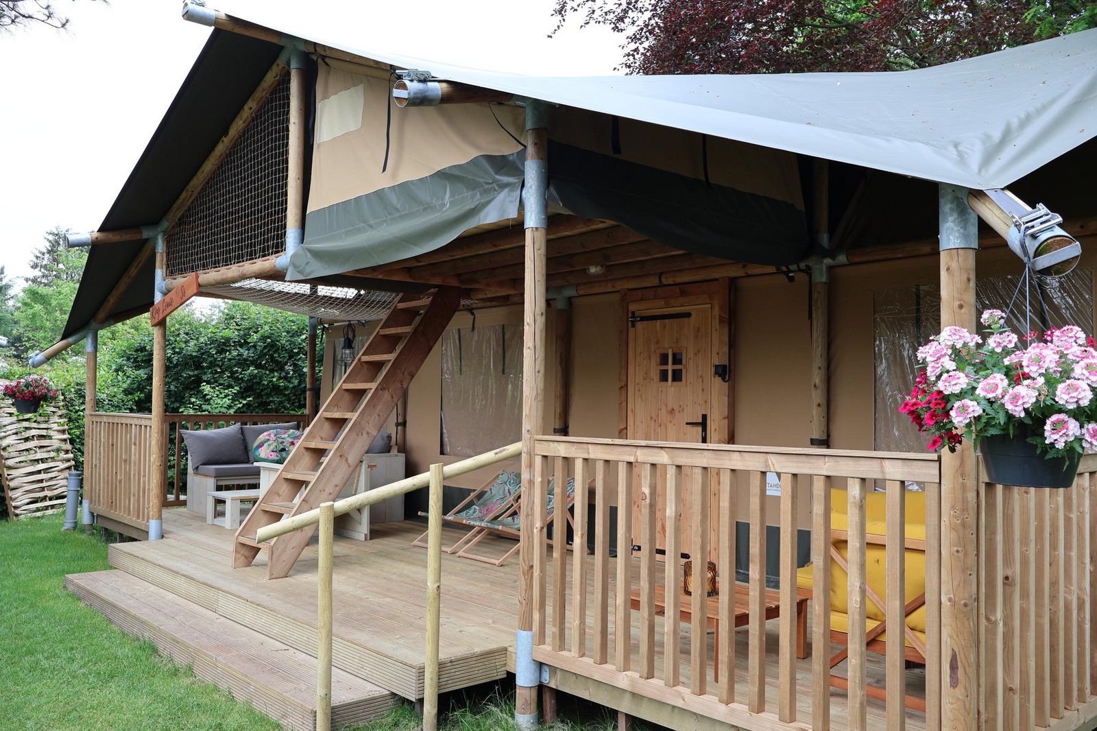SAFARITENT RANGER DELUXE MET HOTTUB