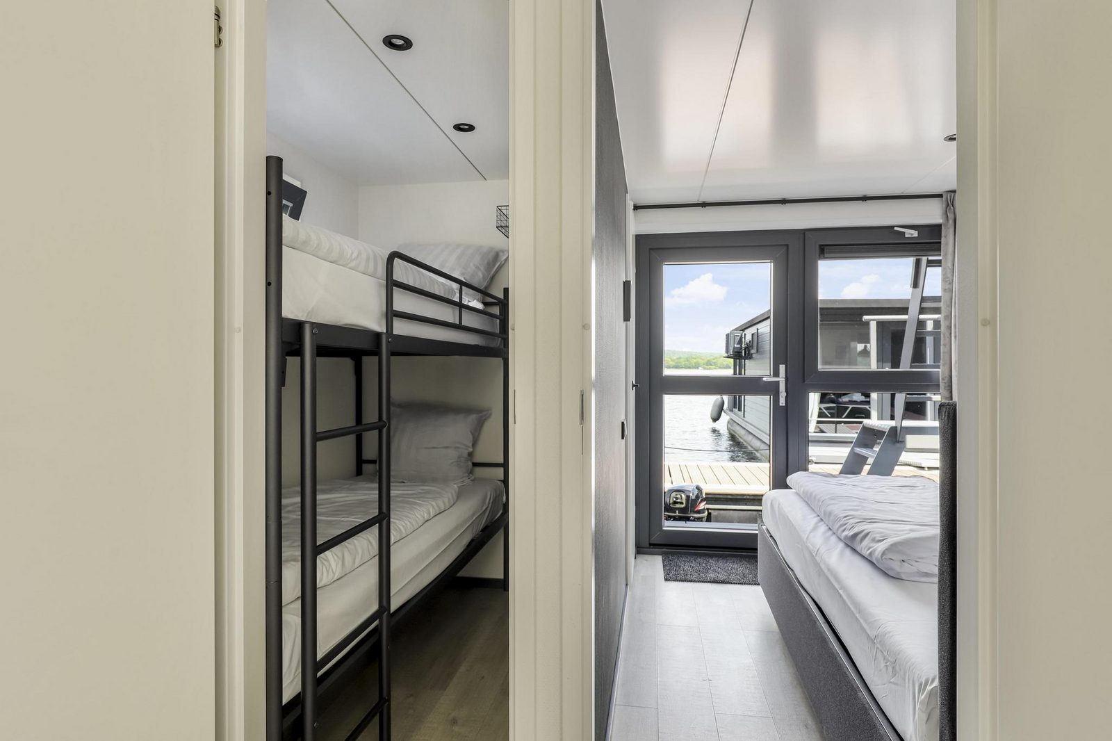 Houseboat Marina Mookerplas 4-6 persons (roof terrace)