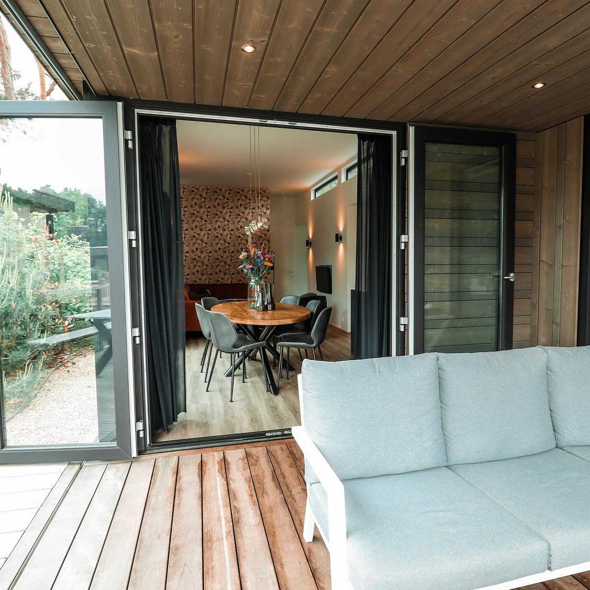 Luxe Lodge + hottub (2p)