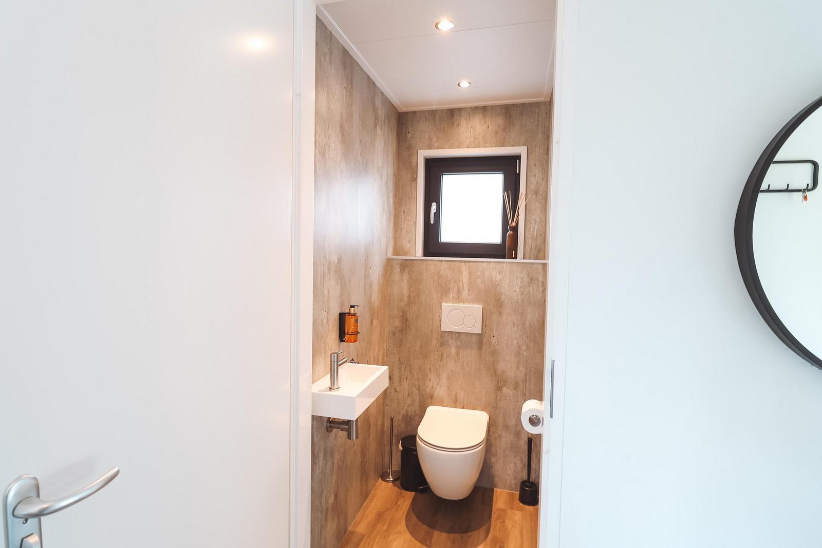 Luxe Waterlodge + hottub (4p)