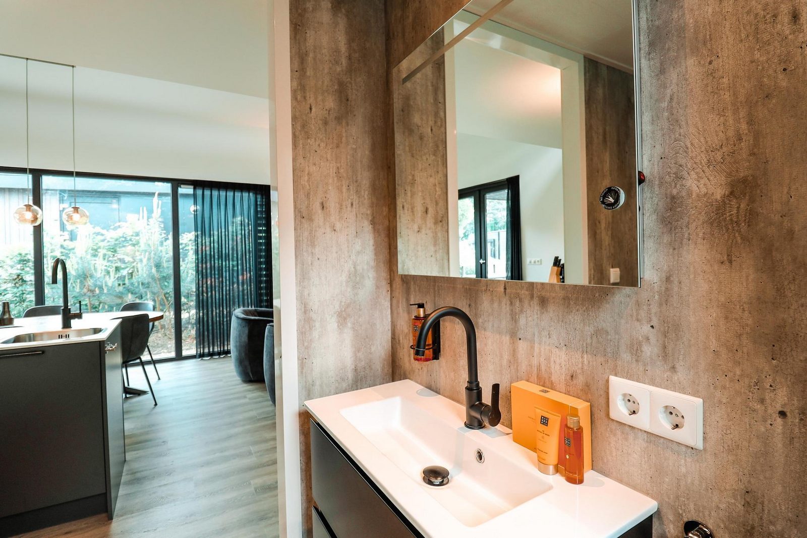Luxe Waterlodge + hottub (4p)