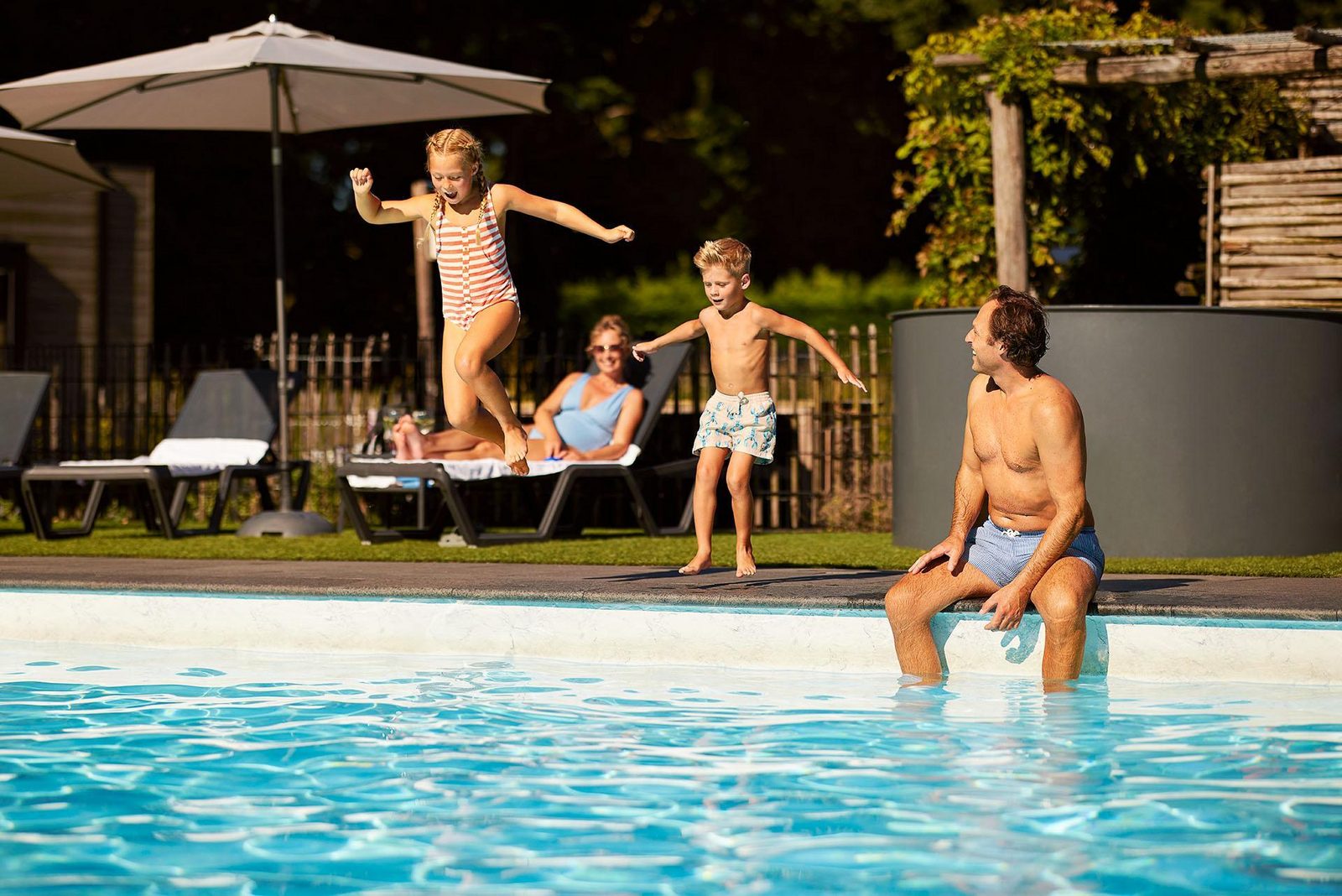 Luxe Waterlodge + hottub (4p)
