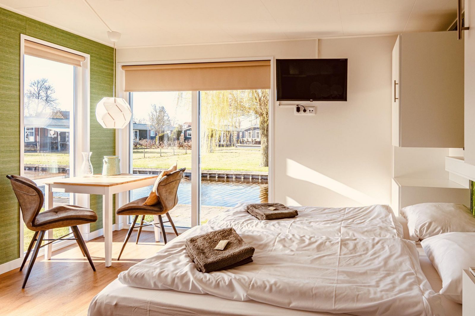 Studio cozy two guests chalet by the canal