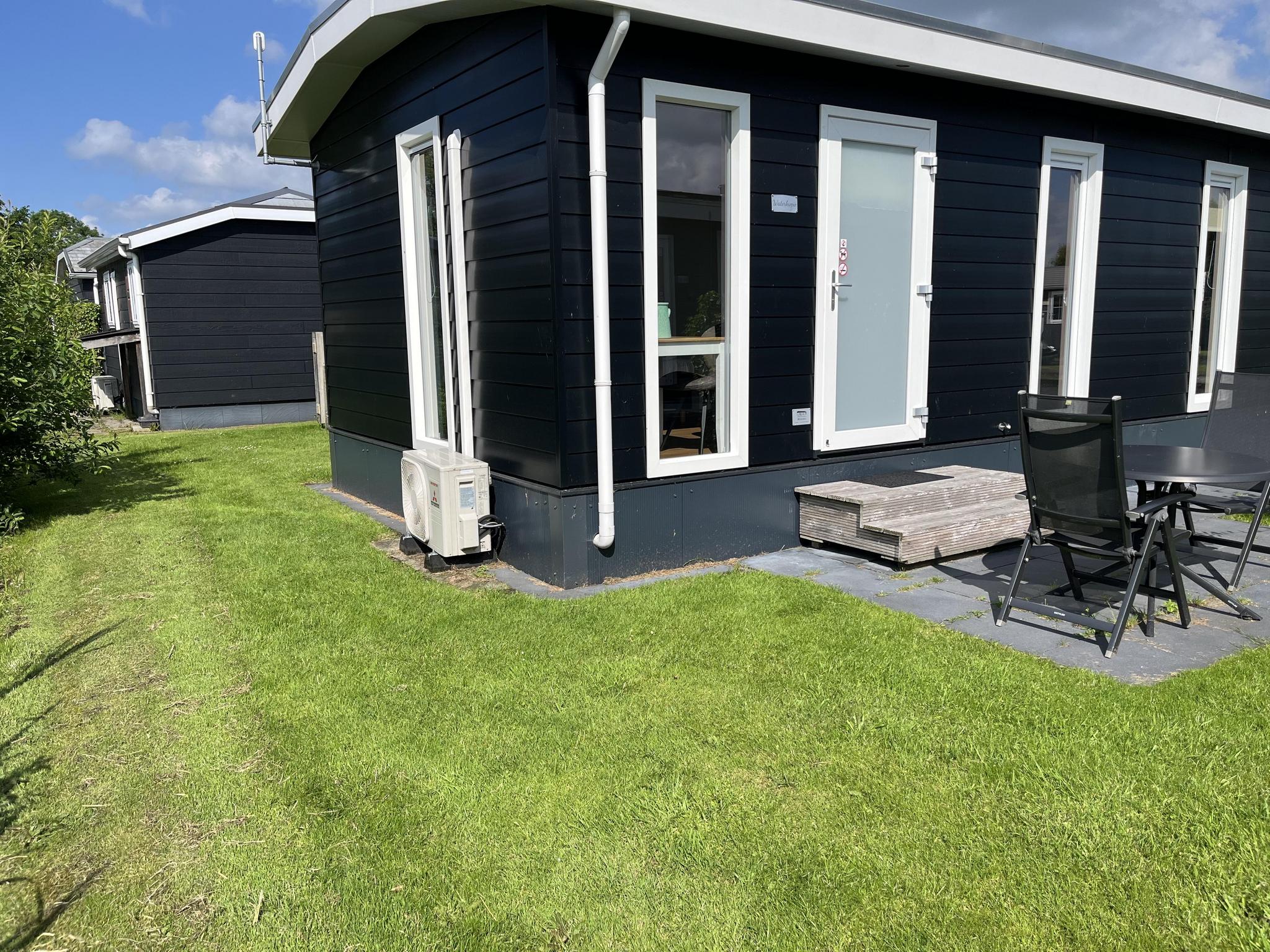 Komfortables Chalet für zwei Personen mit voll ausgestatteter Küche und gemütlichem Wohn-Schlafbereich in Giethoorn.