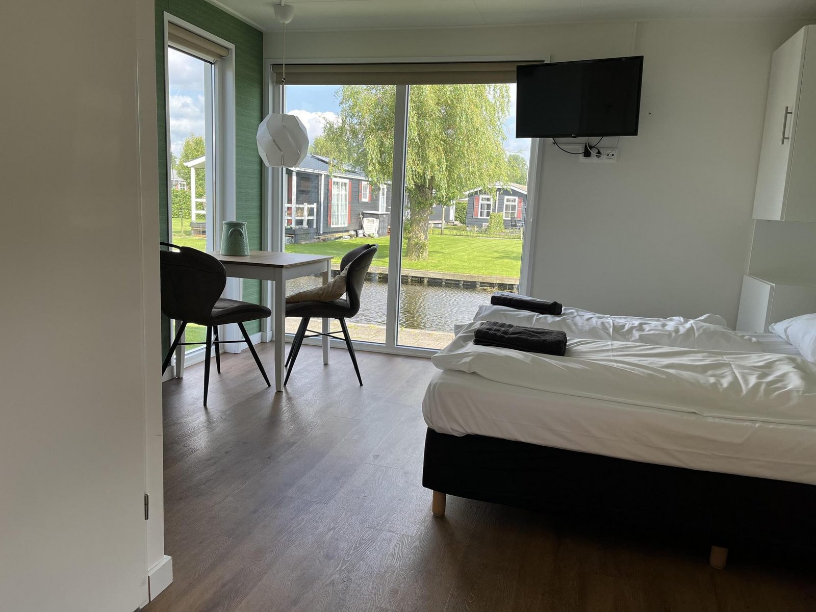 Studio cozy two guests chalet by the canal