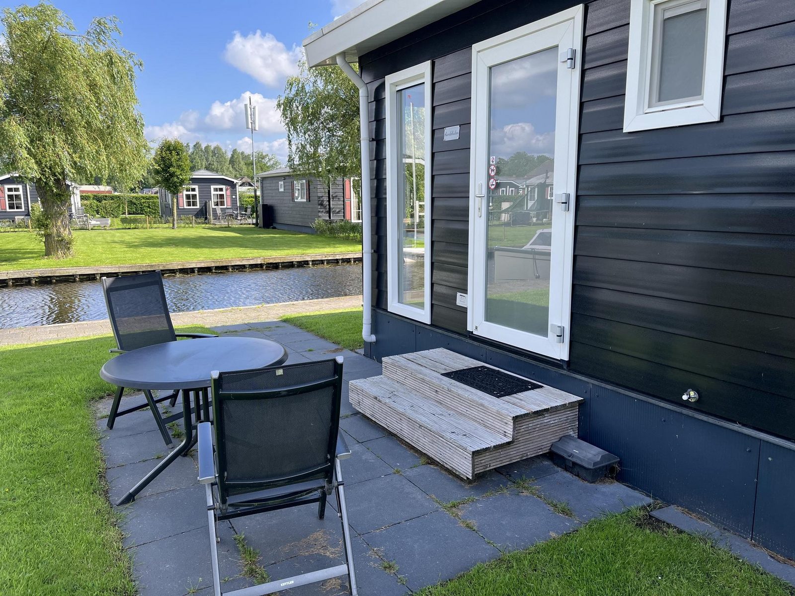 Studio cozy two guests chalet by the canal
