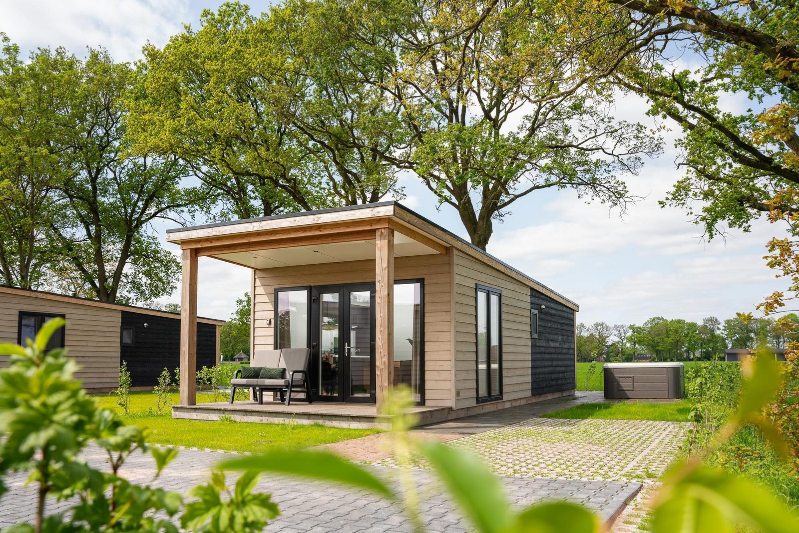 Wellnesslodge | jacuzzi, sauna en sunshower | 2 personen