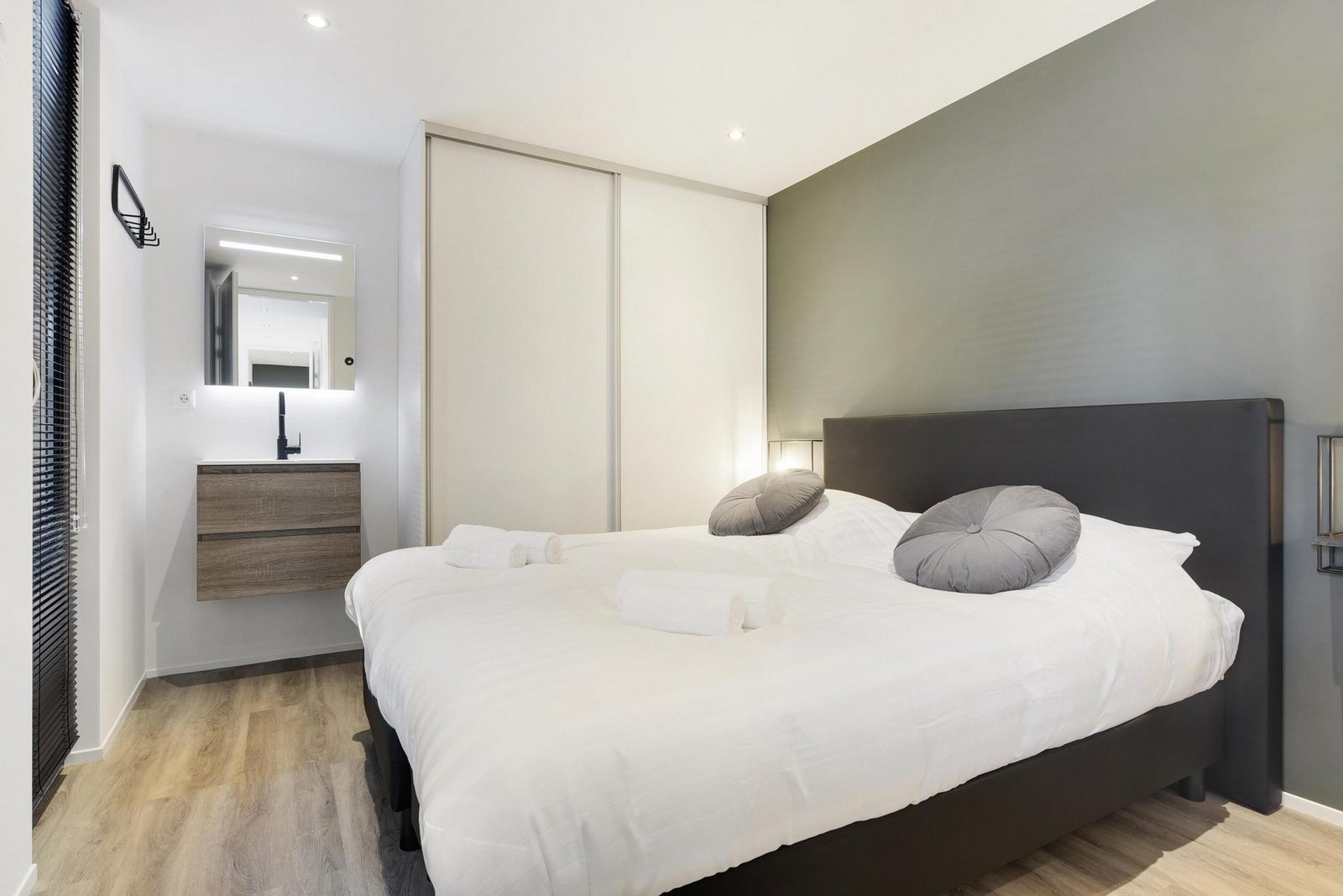 Luxury Family Water Lodge + hot tub (6p) 