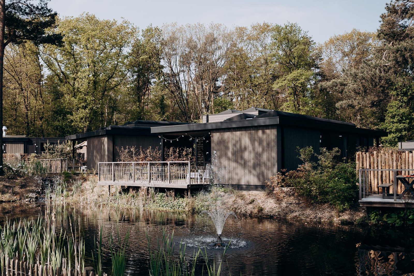 Luxury Family Water Lodge + hot tub (6p) 