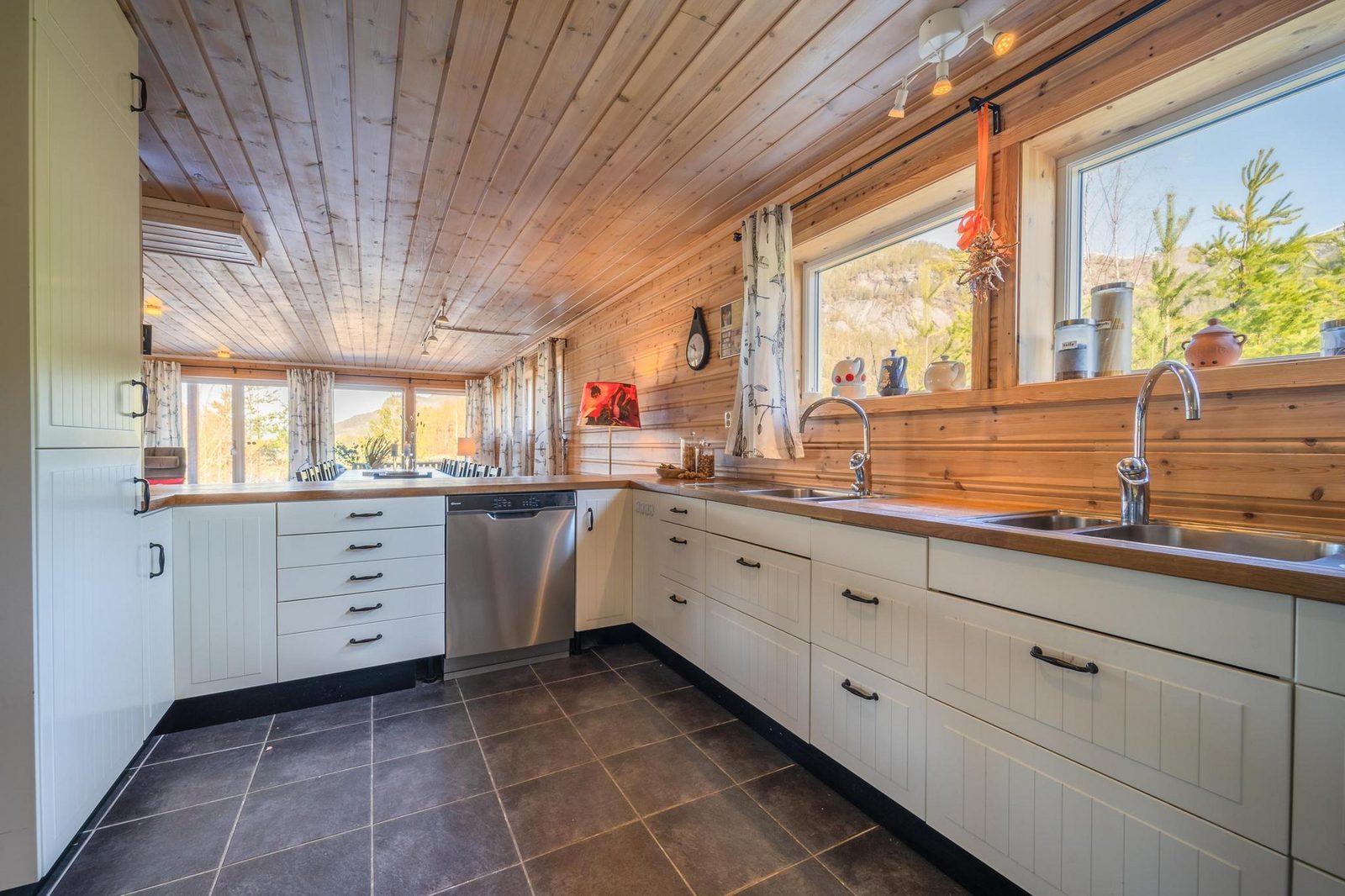 Lakehouse | 14p | With Sauna & By the Water
