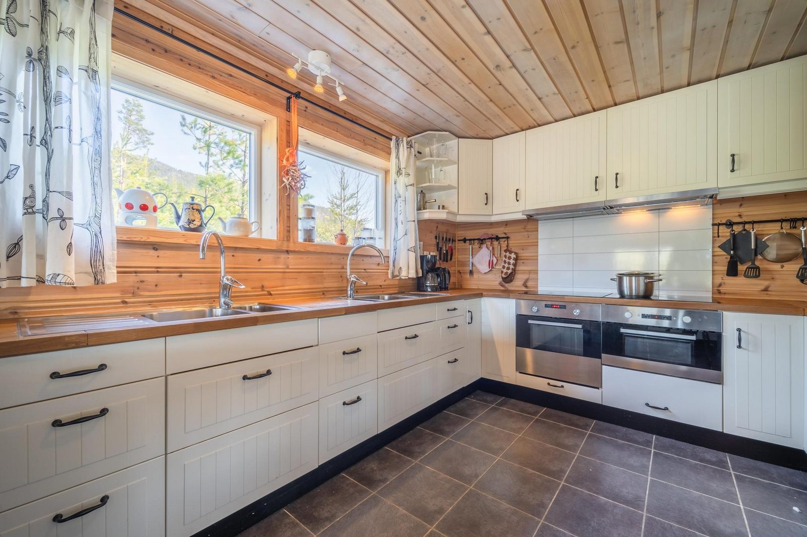 Lakehouse | 14p | With Sauna & By the Water