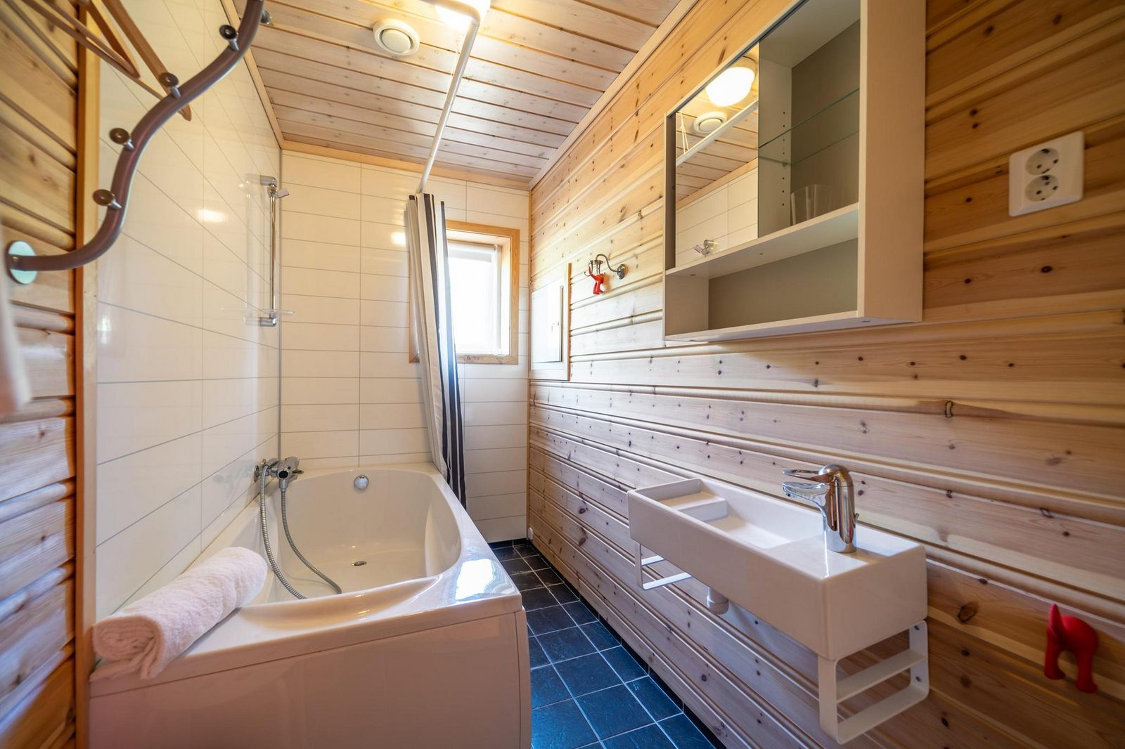 Lakehouse | 14p | With Sauna & By the Water
