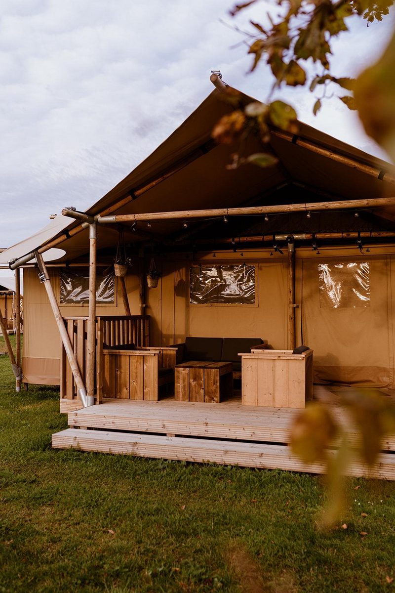 Groepsverblijf groepstent met 3 vijfpersoons glamping tenten (15 personen)
