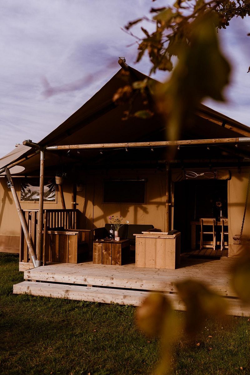 Groepsverblijf groepstent met 3 vijfpersoons glamping tenten (15 personen)