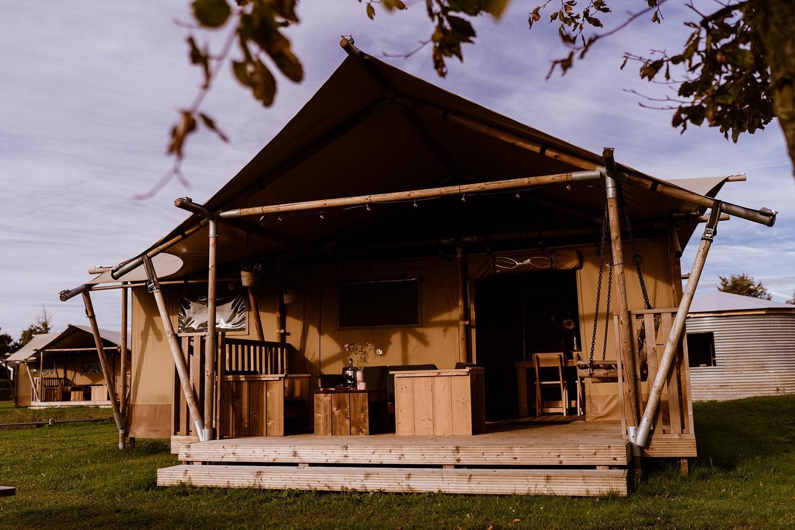 Groepsverblijf groepstent met 3 vijfpersoons glamping tenten (15 personen)